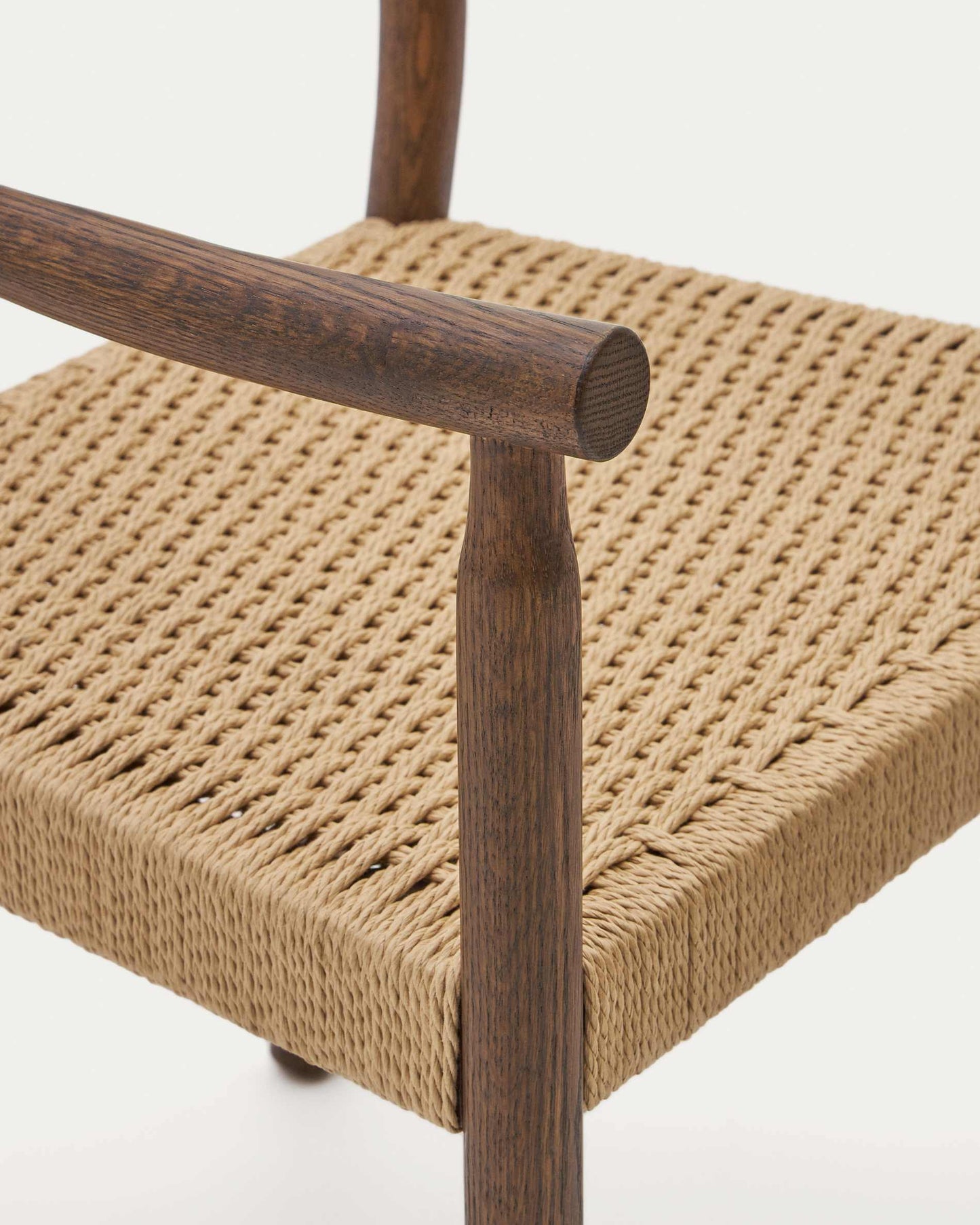 Sedia Yalia in legno massiccio di rovere con finitura noce e seduta di corda