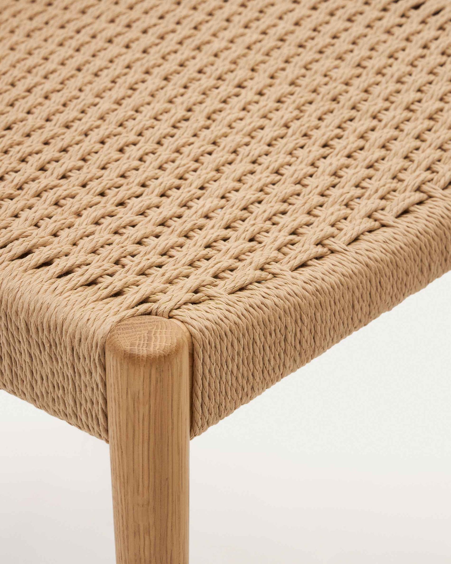 Sedia Analy in legno massiccio di rovere con finitura naturale e seduta di corda
