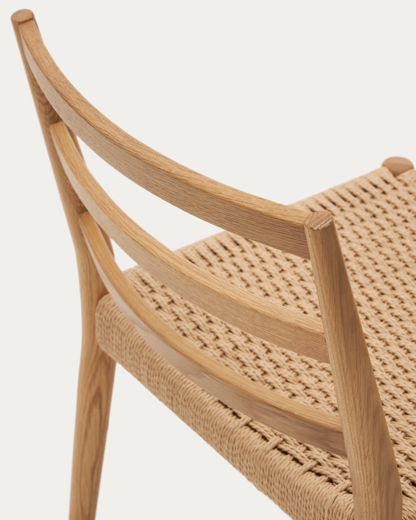 Sedia Analy in legno massiccio di rovere con finitura naturale e seduta di corda