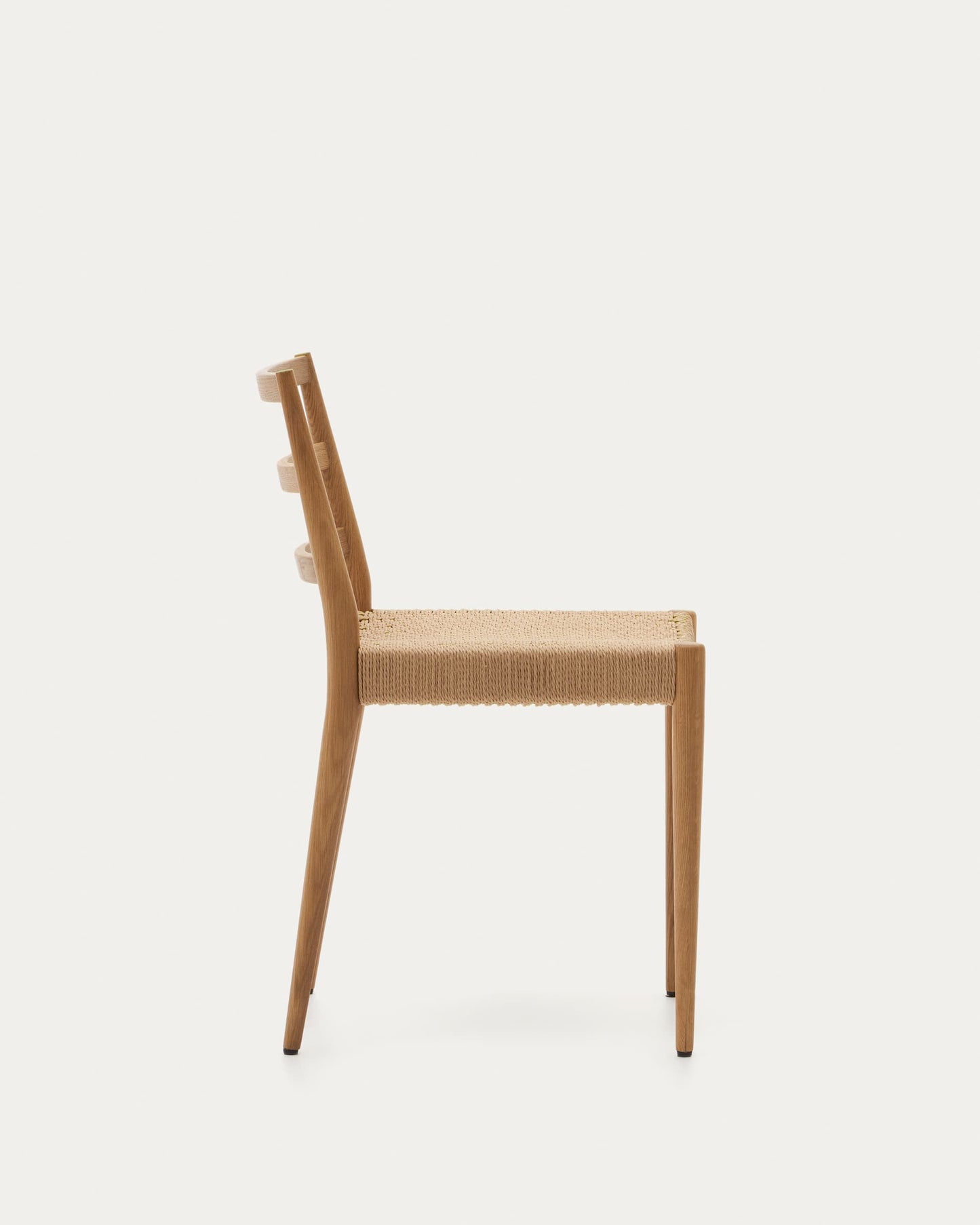 Sedia Analy in legno massiccio di rovere con finitura naturale e seduta di corda