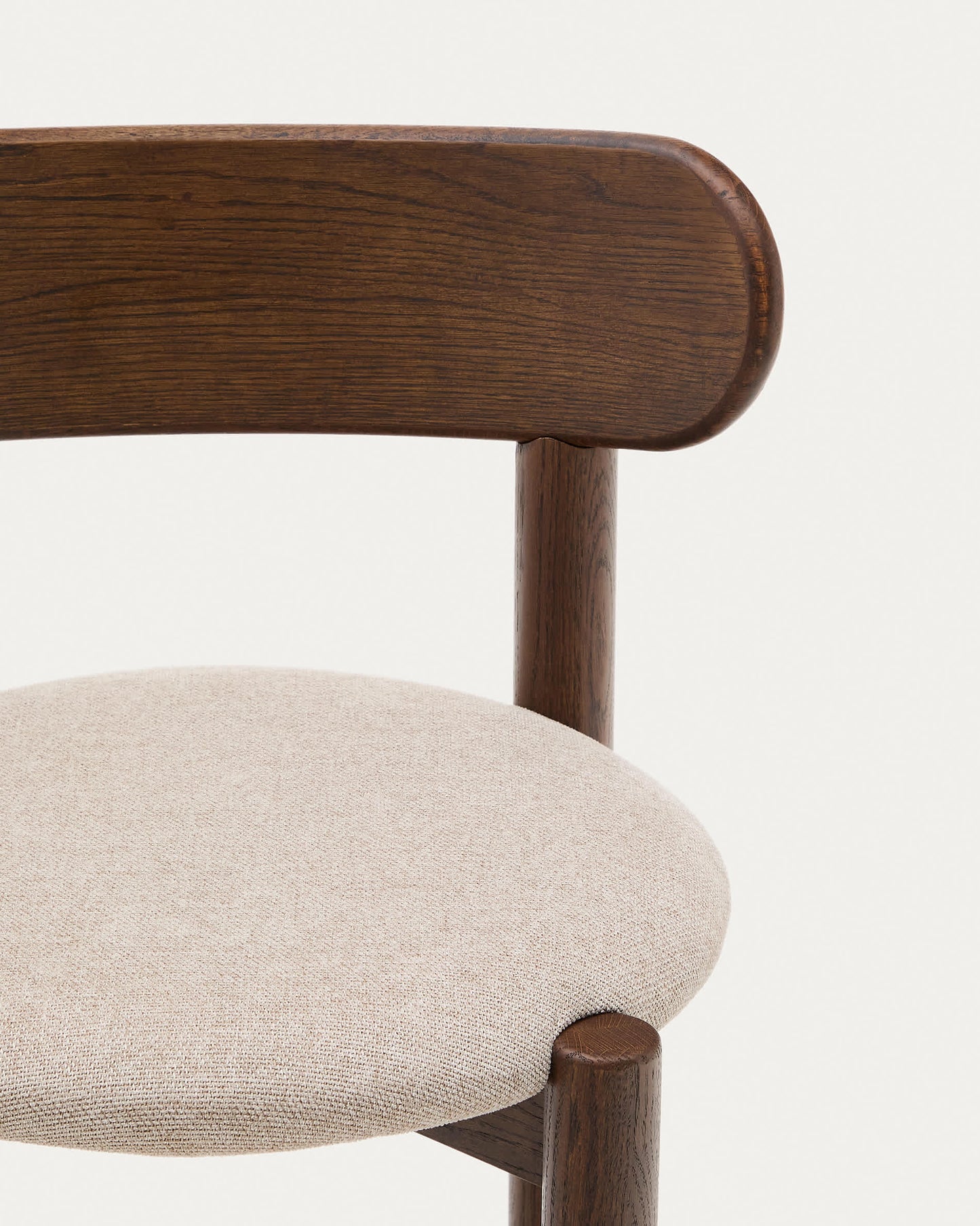 Sedia Nebai in ciniglia marrone con struttura in legno massiccio di rovere finitura in noce