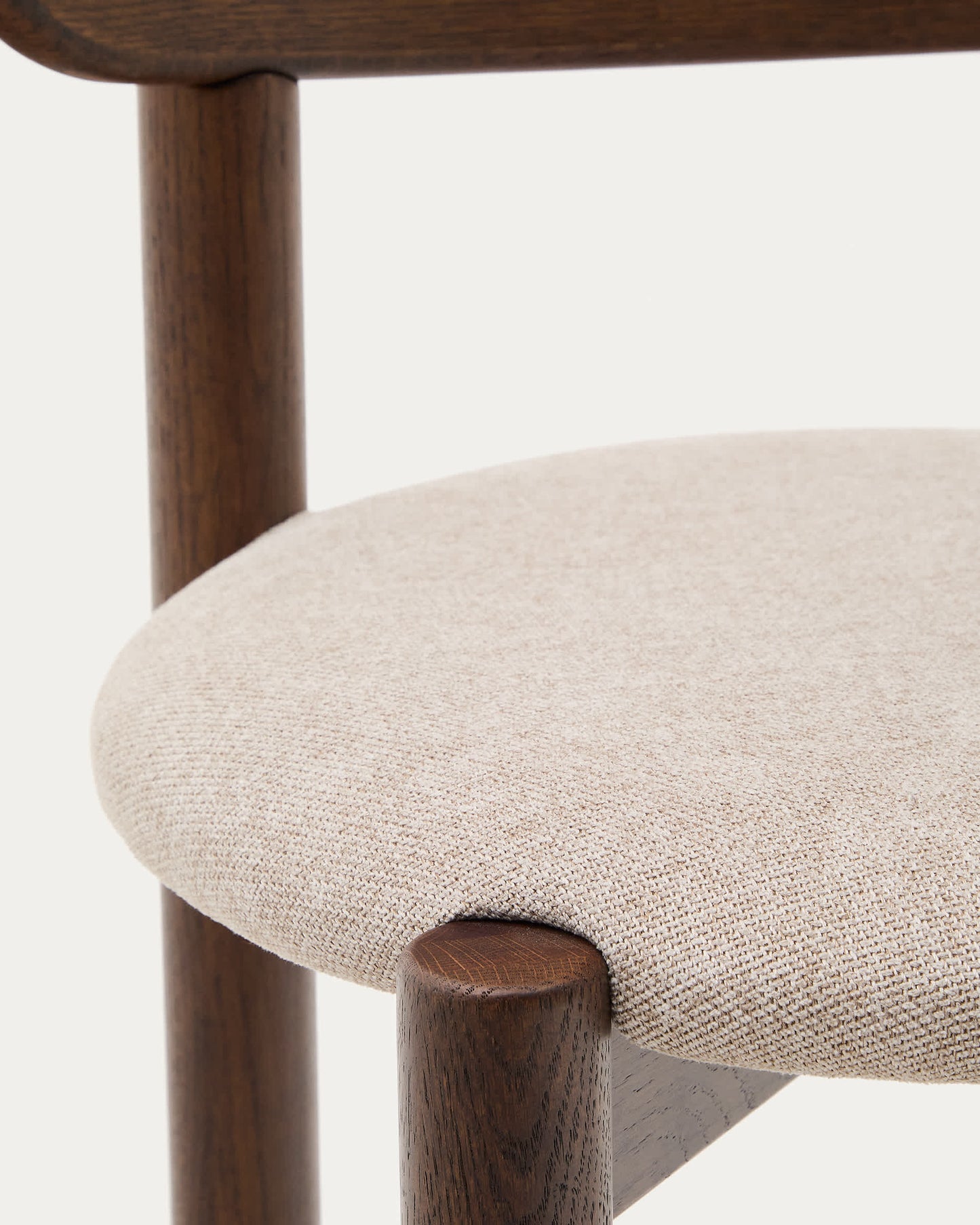 Sedia Nebai in ciniglia marrone con struttura in legno massiccio di rovere finitura in noce