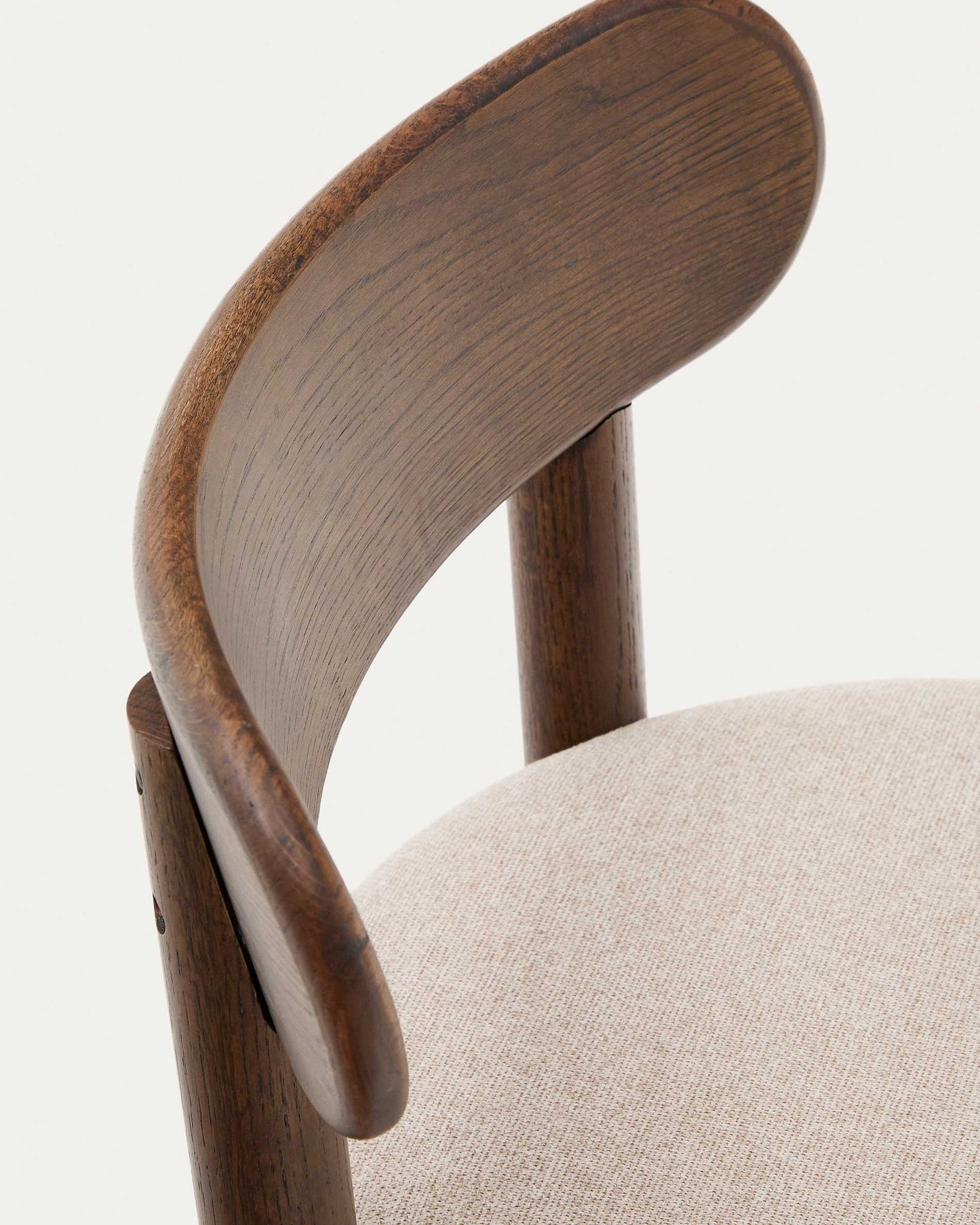 Sedia Nebai in ciniglia marrone con struttura in legno massiccio di rovere finitura in noce