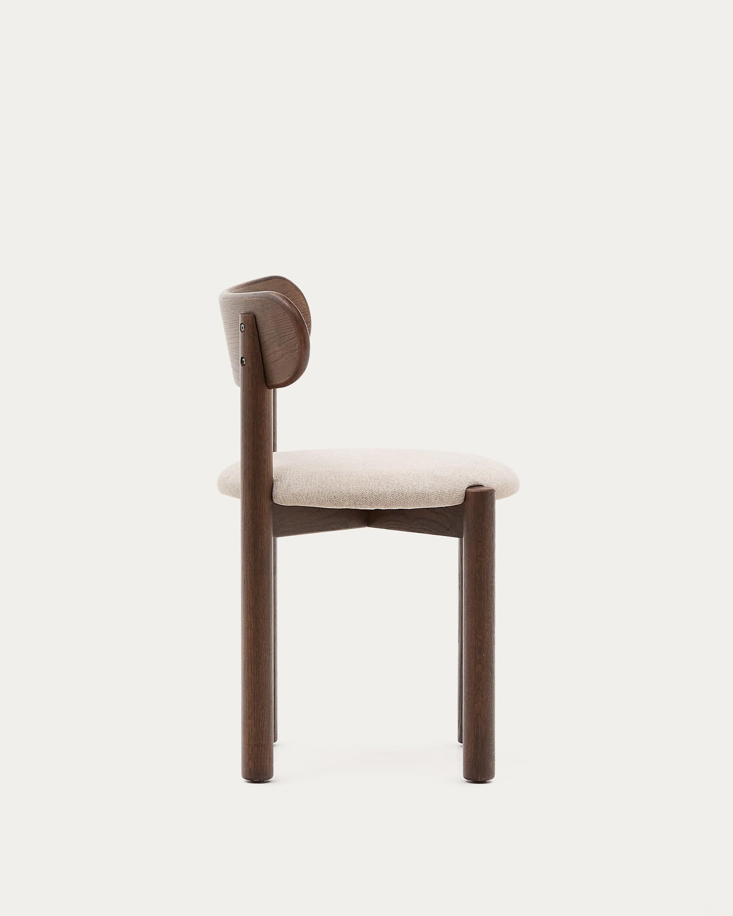 Sedia Nebai in ciniglia marrone con struttura in legno massiccio di rovere finitura in noce