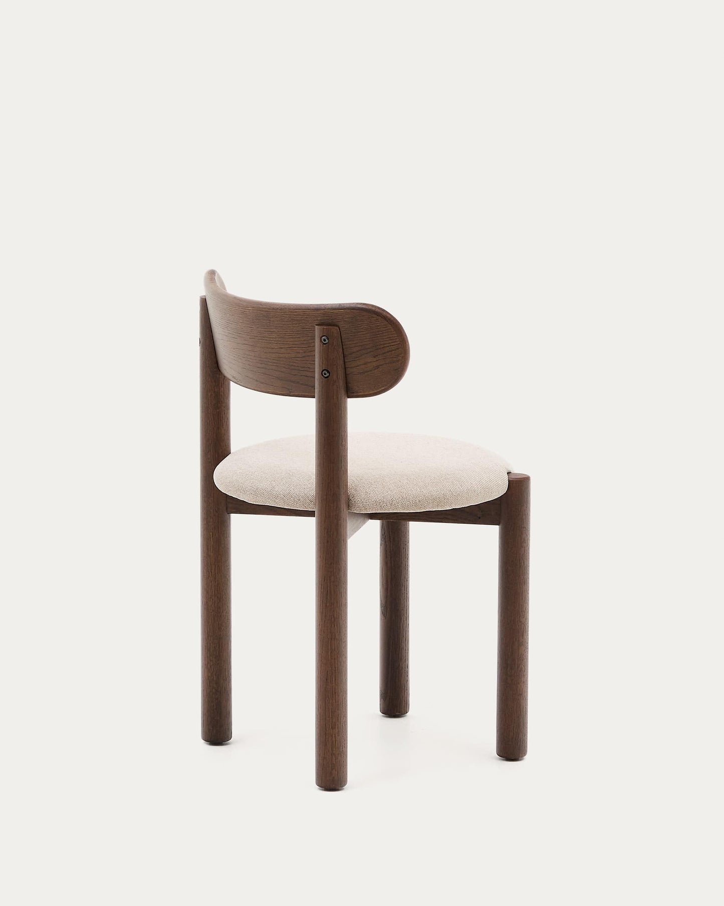 Sedia Nebai in ciniglia marrone con struttura in legno massiccio di rovere finitura in noce