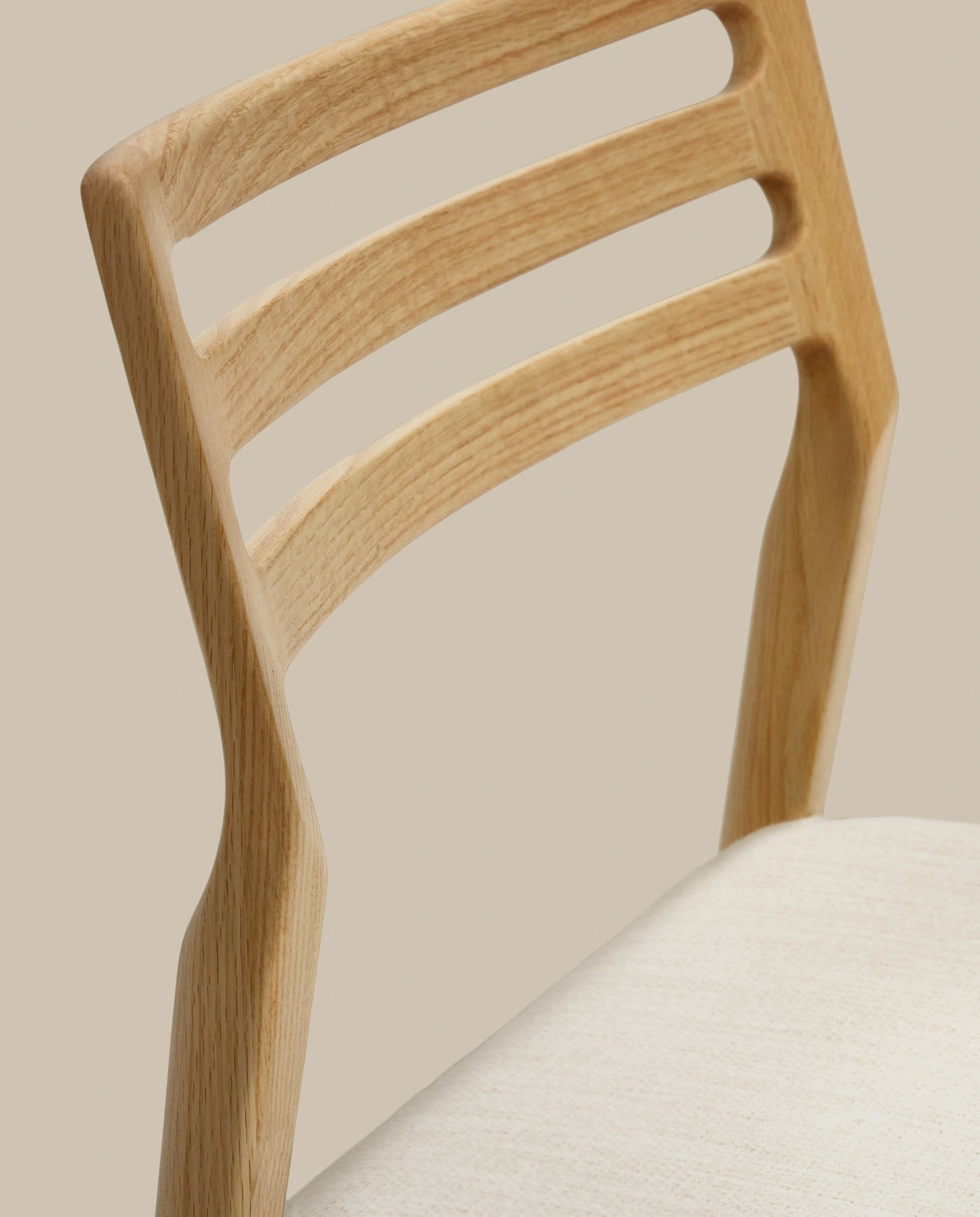 Sedia Cudia sfoderabile ciniglia beige legno massiccio di rovere naturale