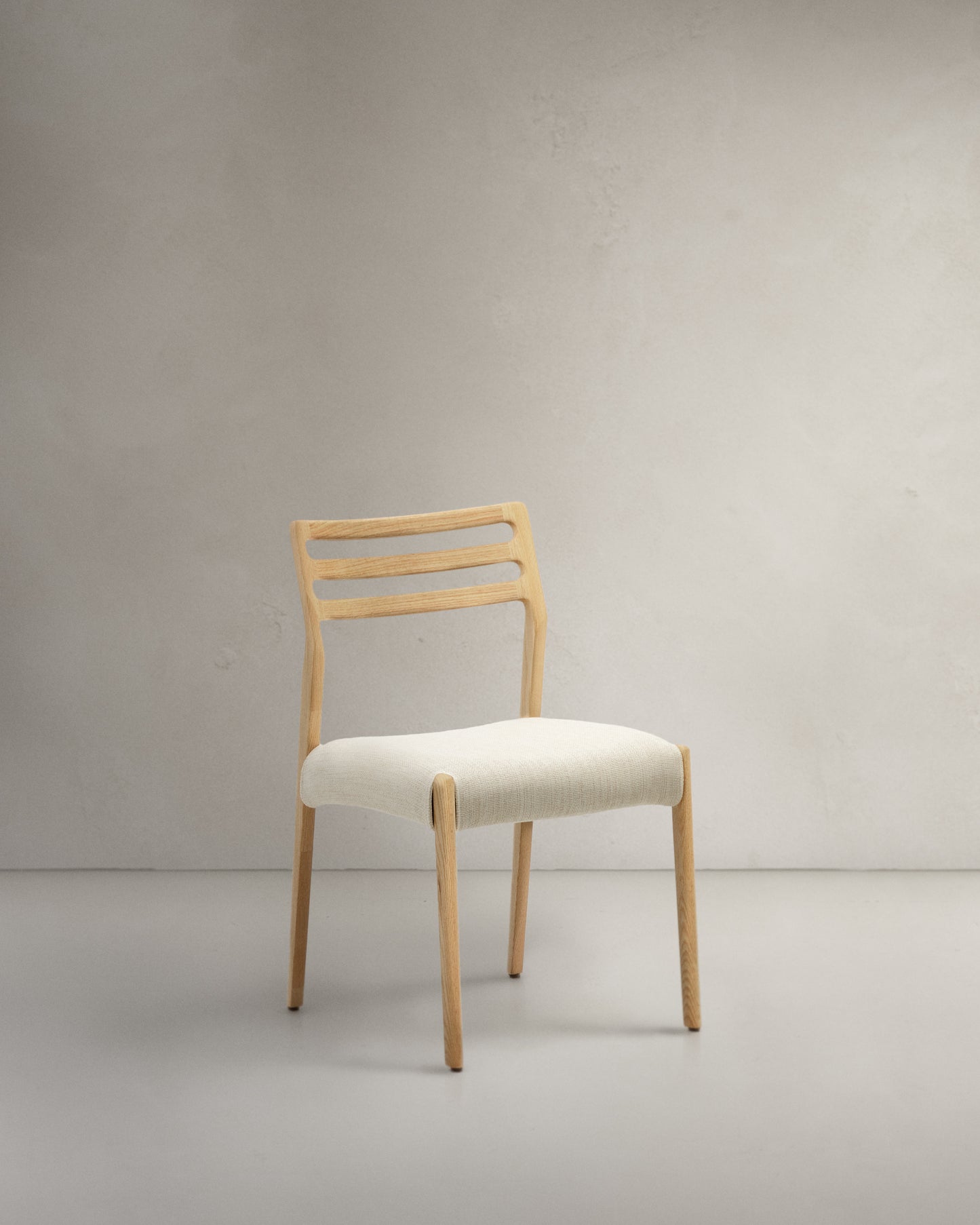 Sedia Cudia sfoderabile ciniglia beige legno massiccio di rovere naturale