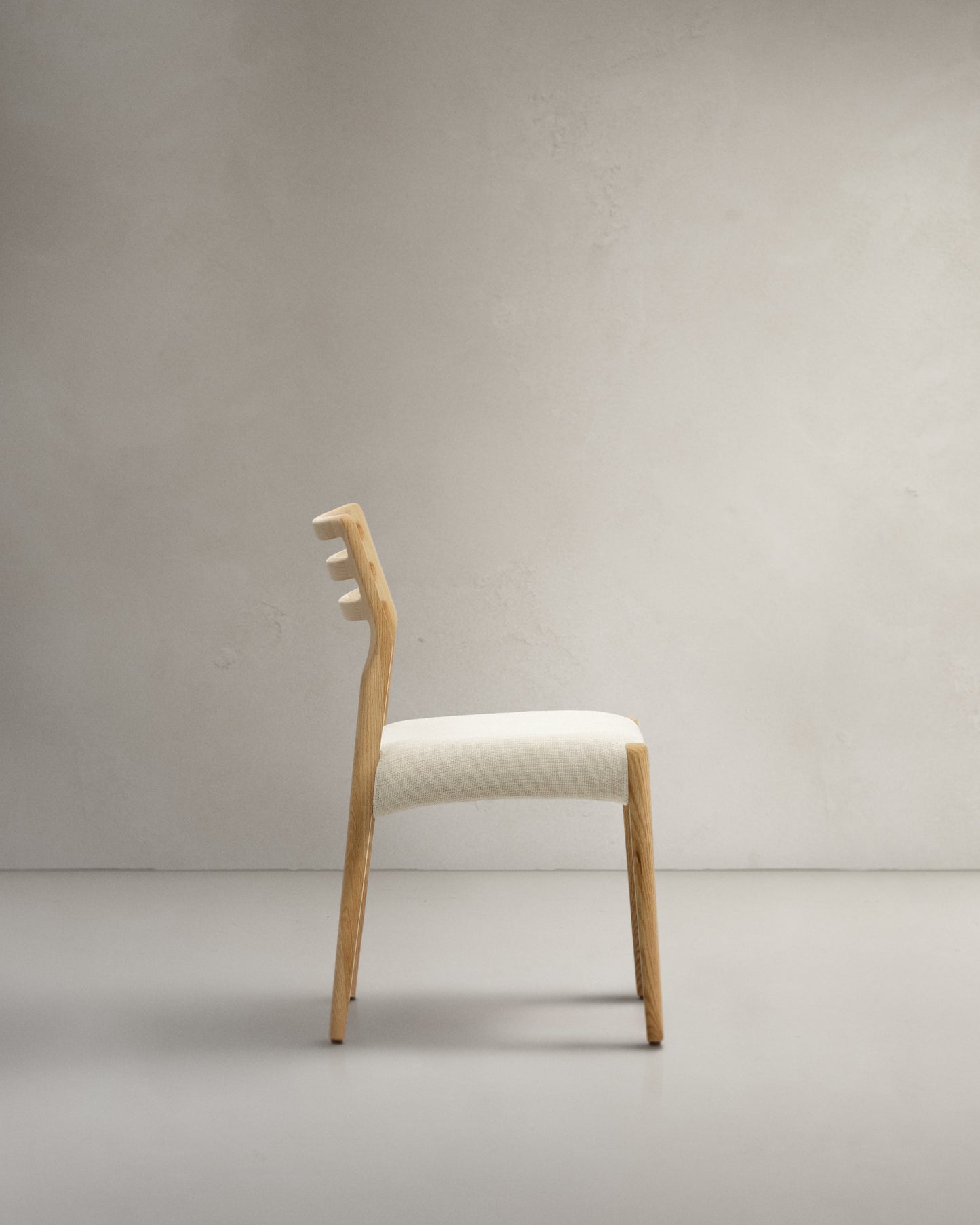 Sedia Cudia sfoderabile ciniglia beige legno massiccio di rovere naturale