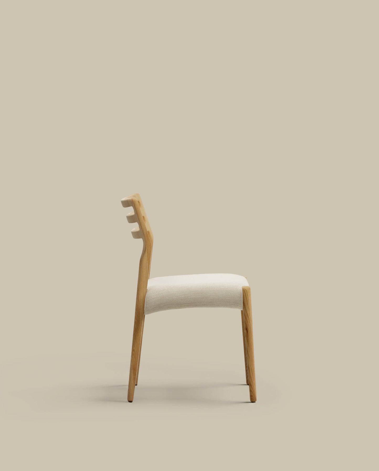 Sedia Cudia sfoderabile ciniglia beige legno massiccio di rovere naturale