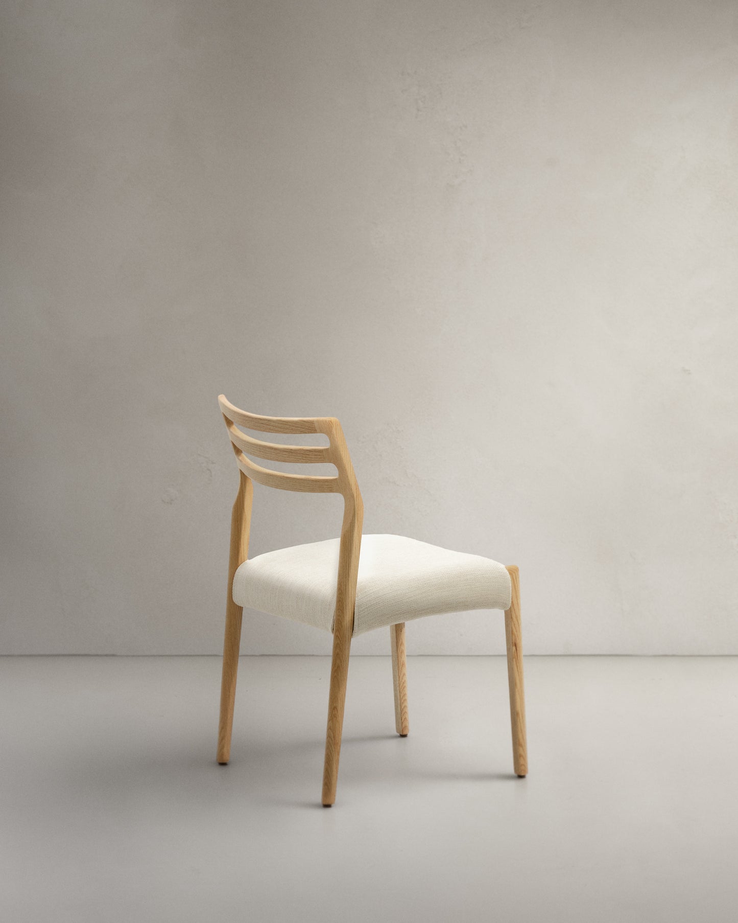 Sedia Cudia sfoderabile ciniglia beige legno massiccio di rovere naturale