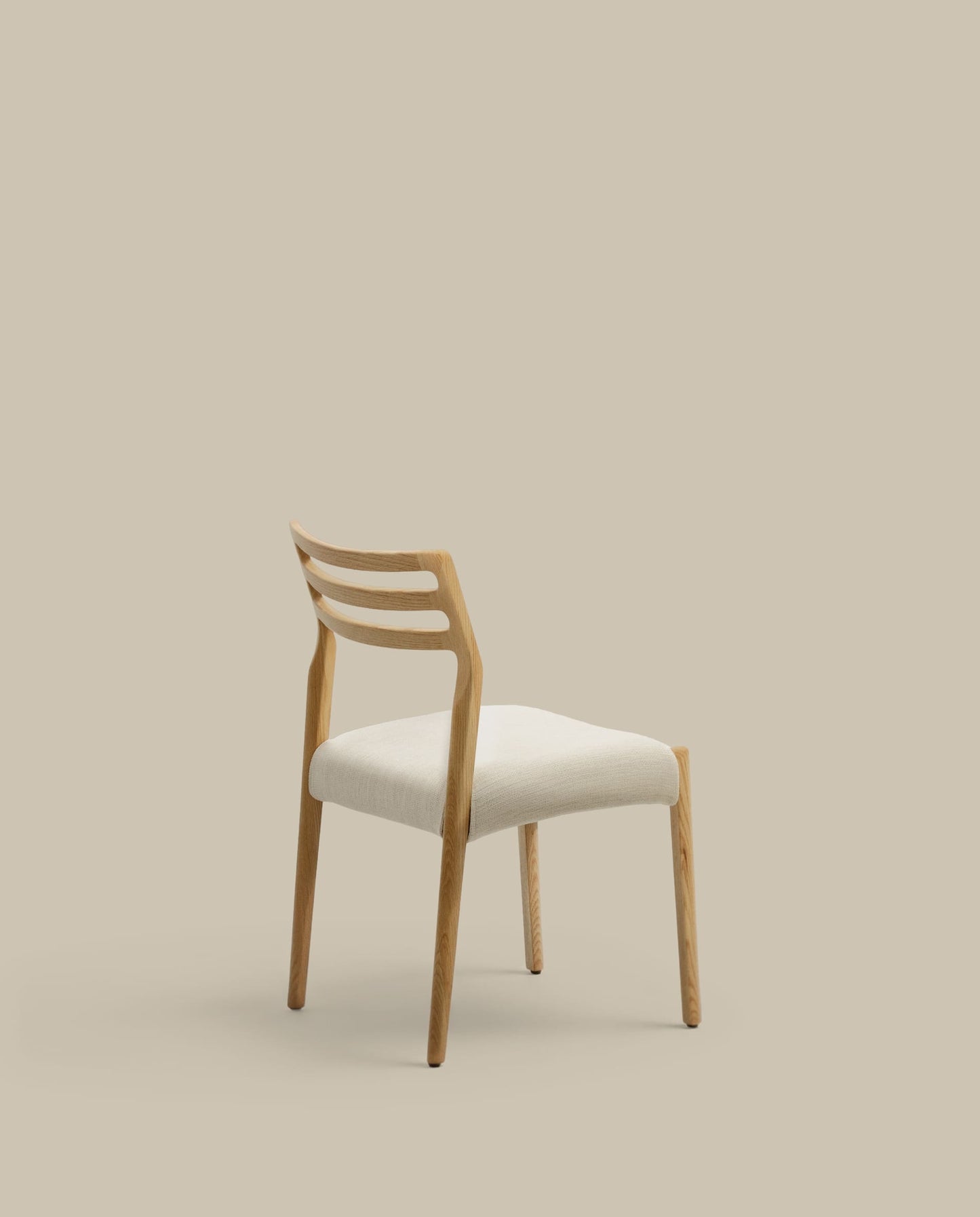 Sedia Cudia sfoderabile ciniglia beige legno massiccio di rovere naturale