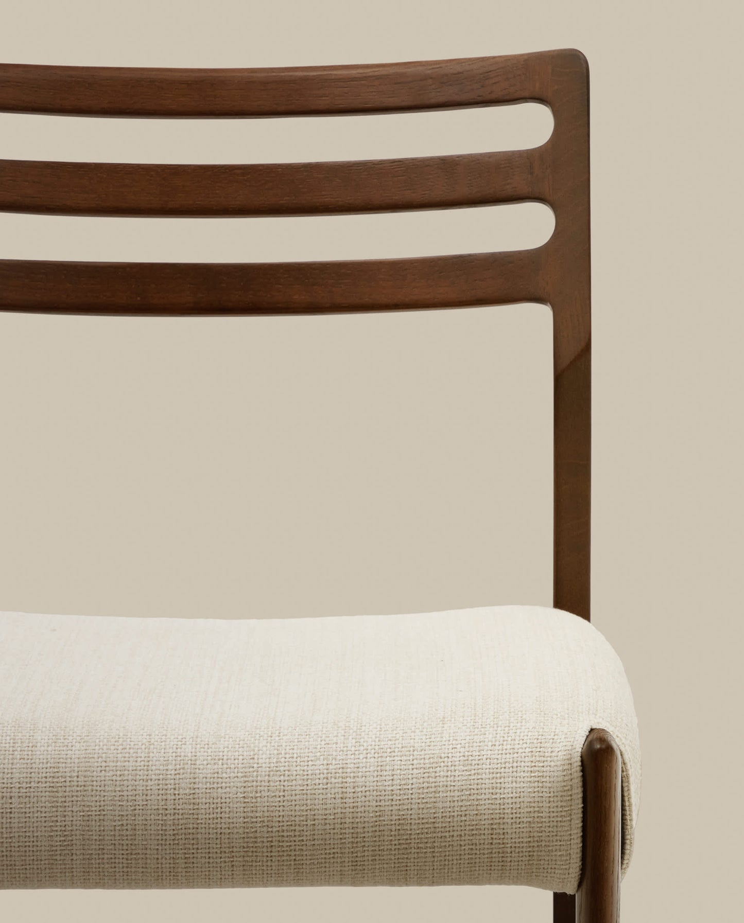 Sedia Cudia sfoderabile ciniglia beige legno massiccio di rovere noce
