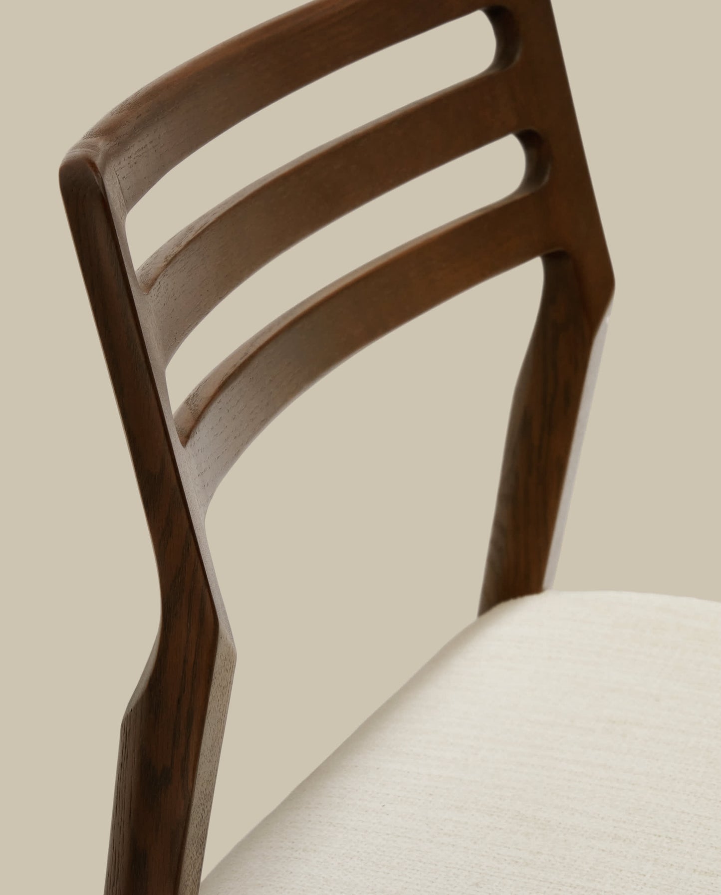 Sedia Cudia sfoderabile ciniglia beige legno massiccio di rovere noce