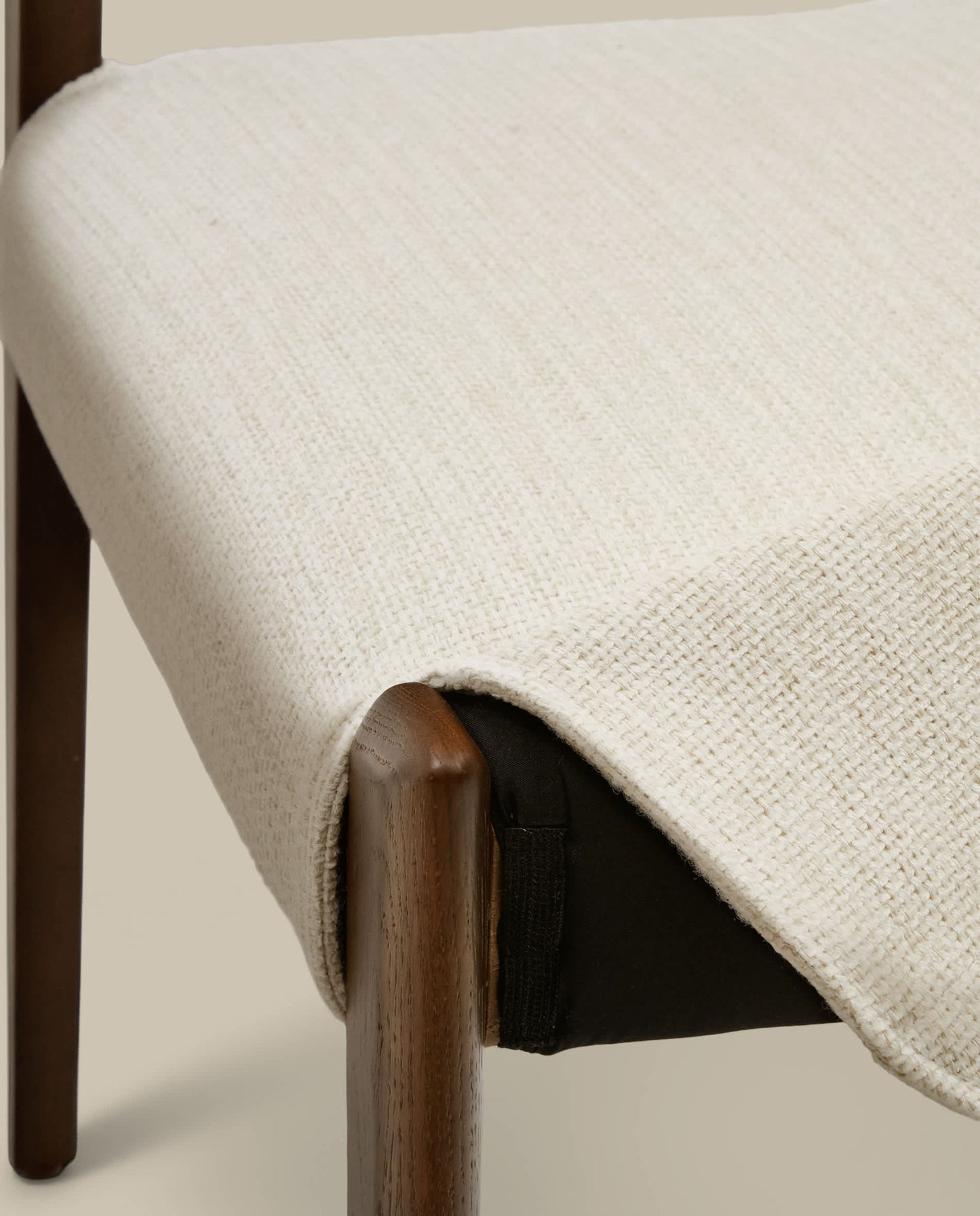 Sedia Cudia sfoderabile ciniglia beige legno massiccio di rovere noce
