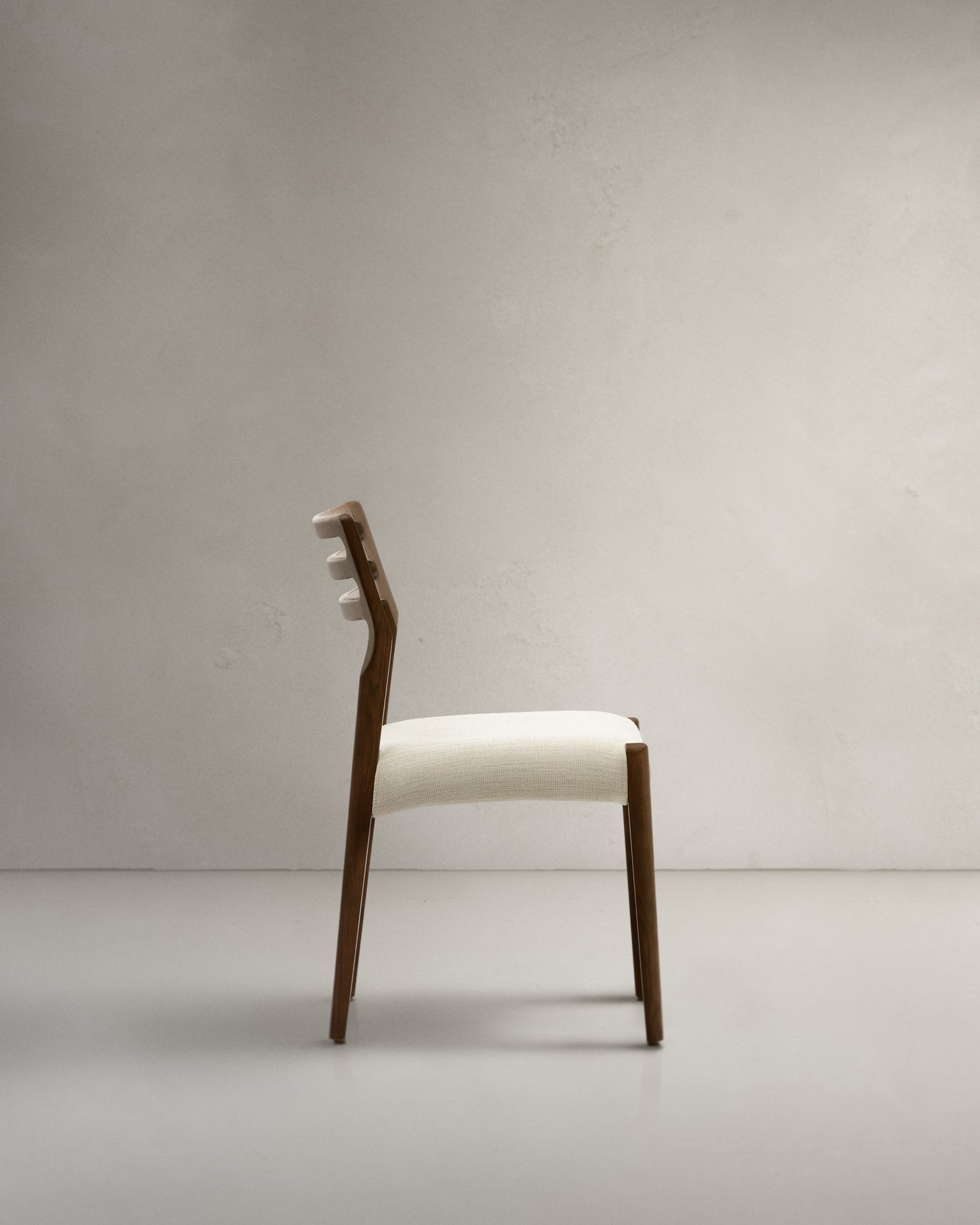 Sedia Cudia sfoderabile ciniglia beige legno massiccio di rovere noce
