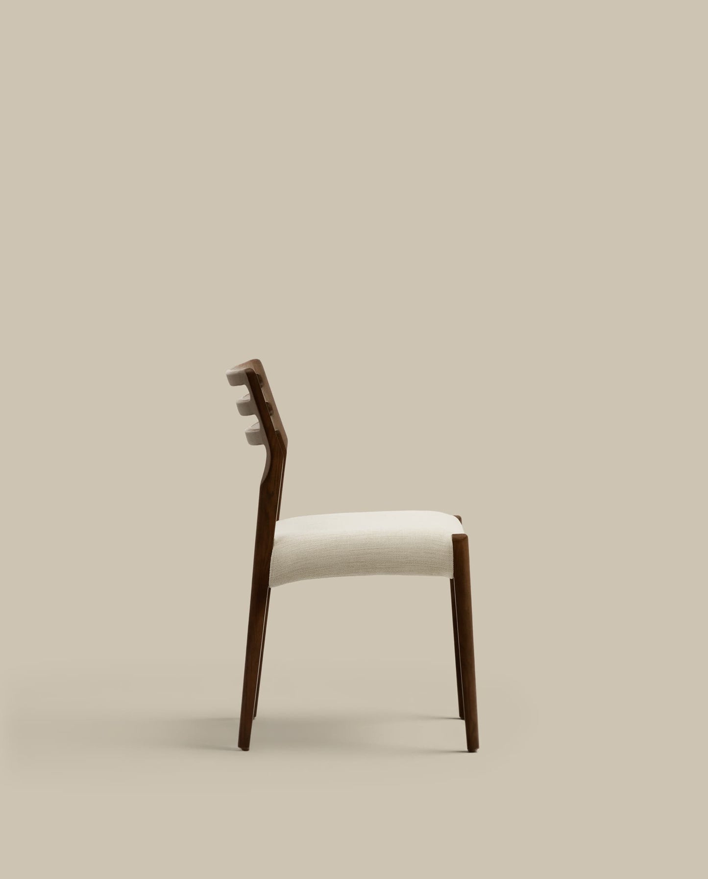 Sedia Cudia sfoderabile ciniglia beige legno massiccio di rovere noce