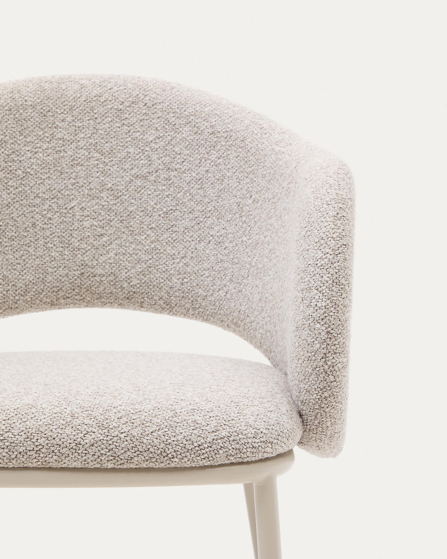 Sedia Maina di ciniglia spessa beige e gambe in acciaio con finitura beige