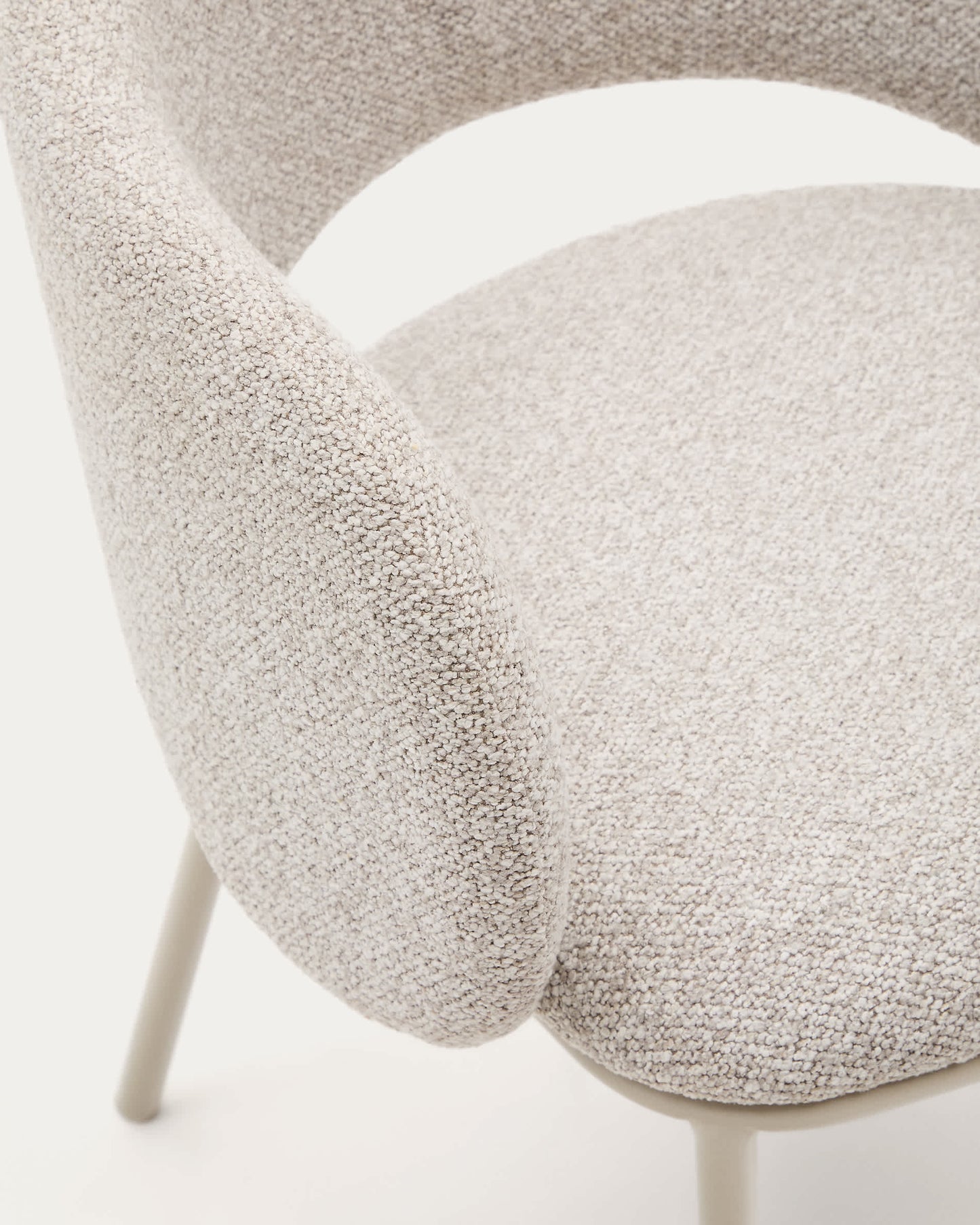 Sedia Maina di ciniglia spessa beige e gambe in acciaio con finitura beige