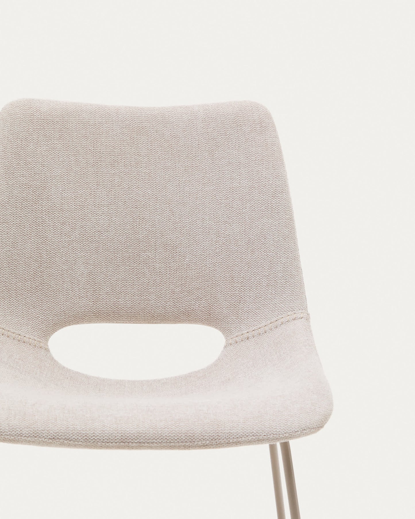 Sedia Zahara beige e gambe in acciaio finitura beige