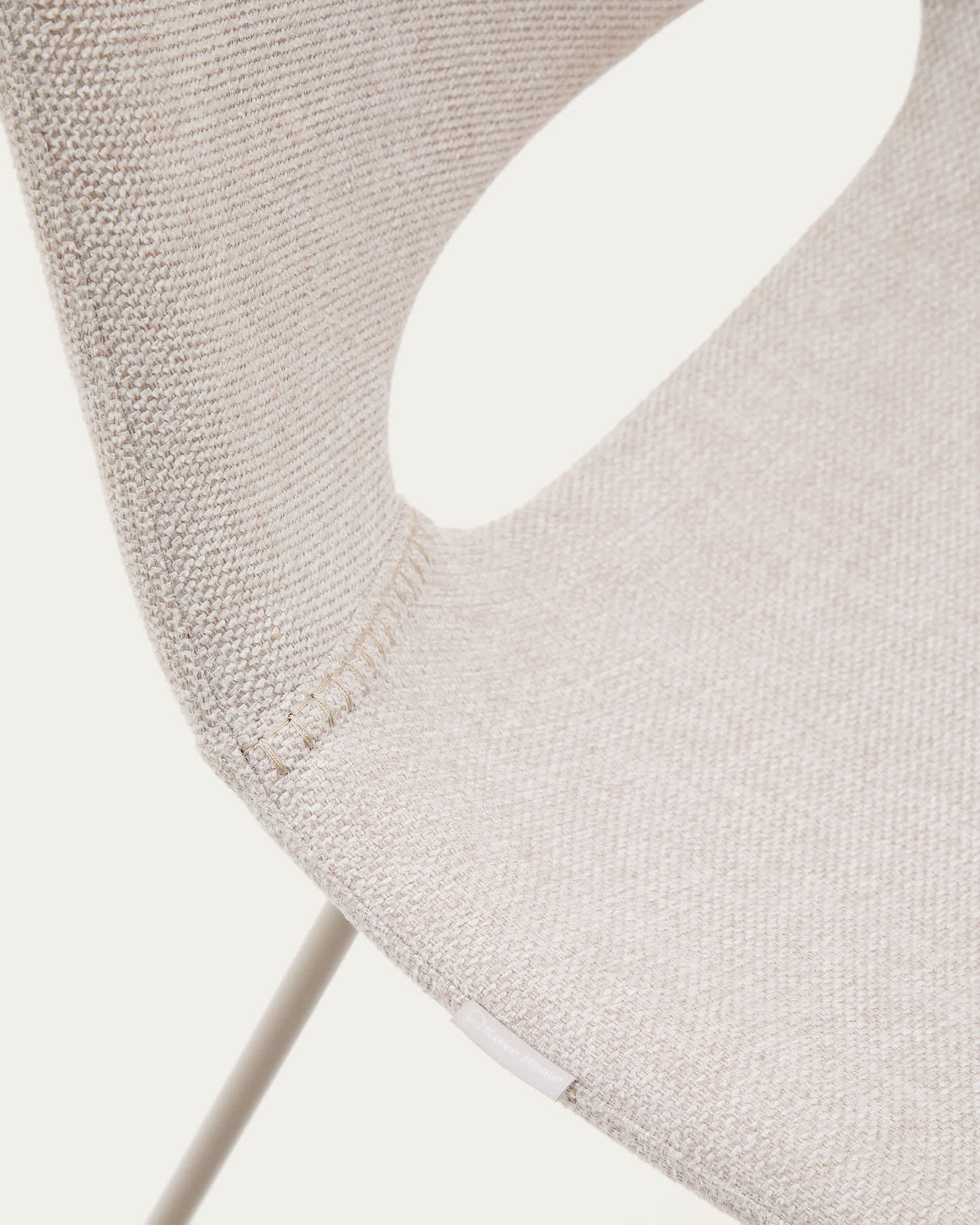 Sedia Zahara beige e gambe in acciaio finitura beige