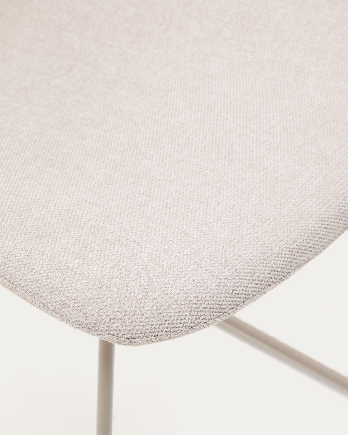 Sedia Zahara beige e gambe in acciaio finitura beige