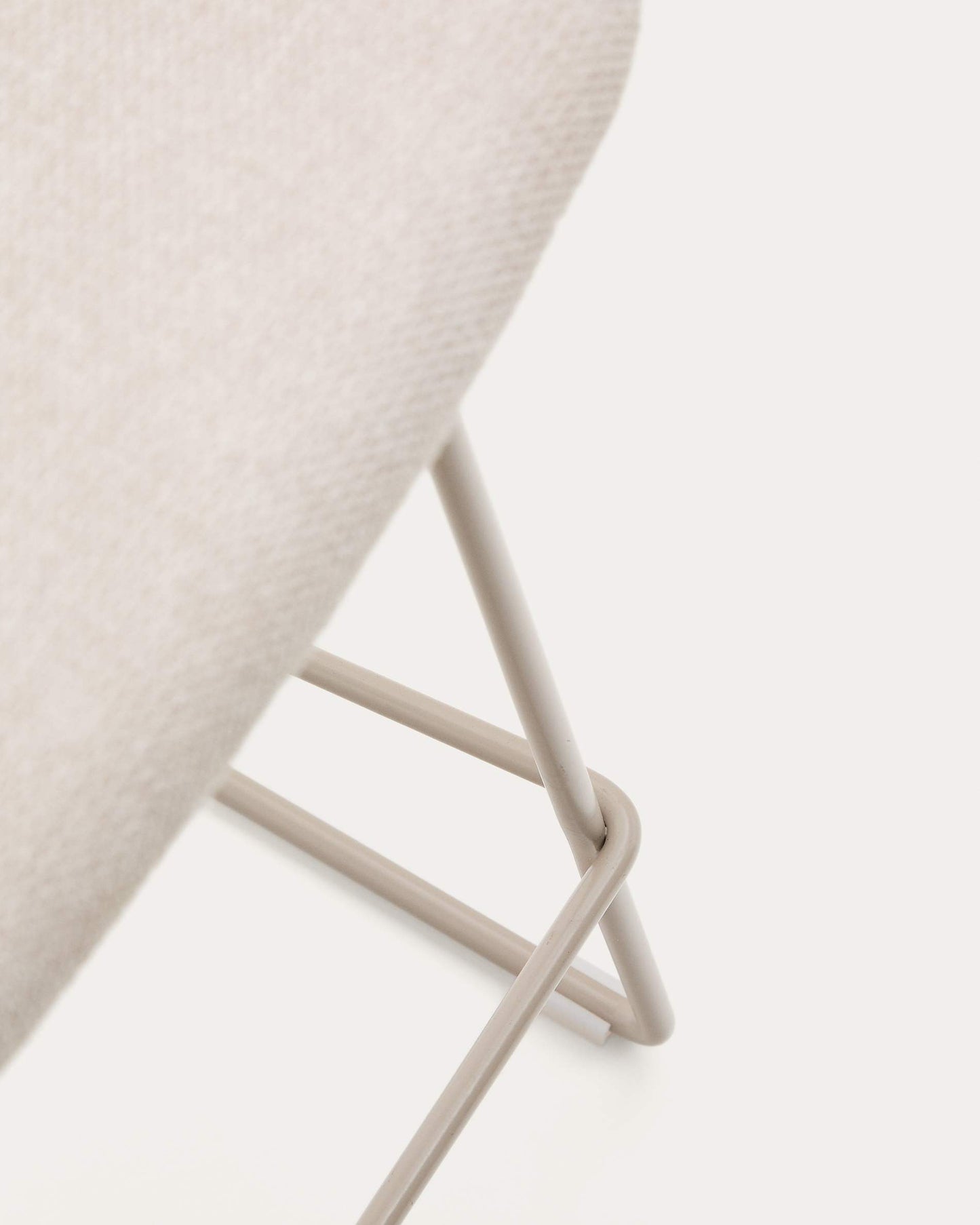 Sedia Zahara beige e gambe in acciaio finitura beige