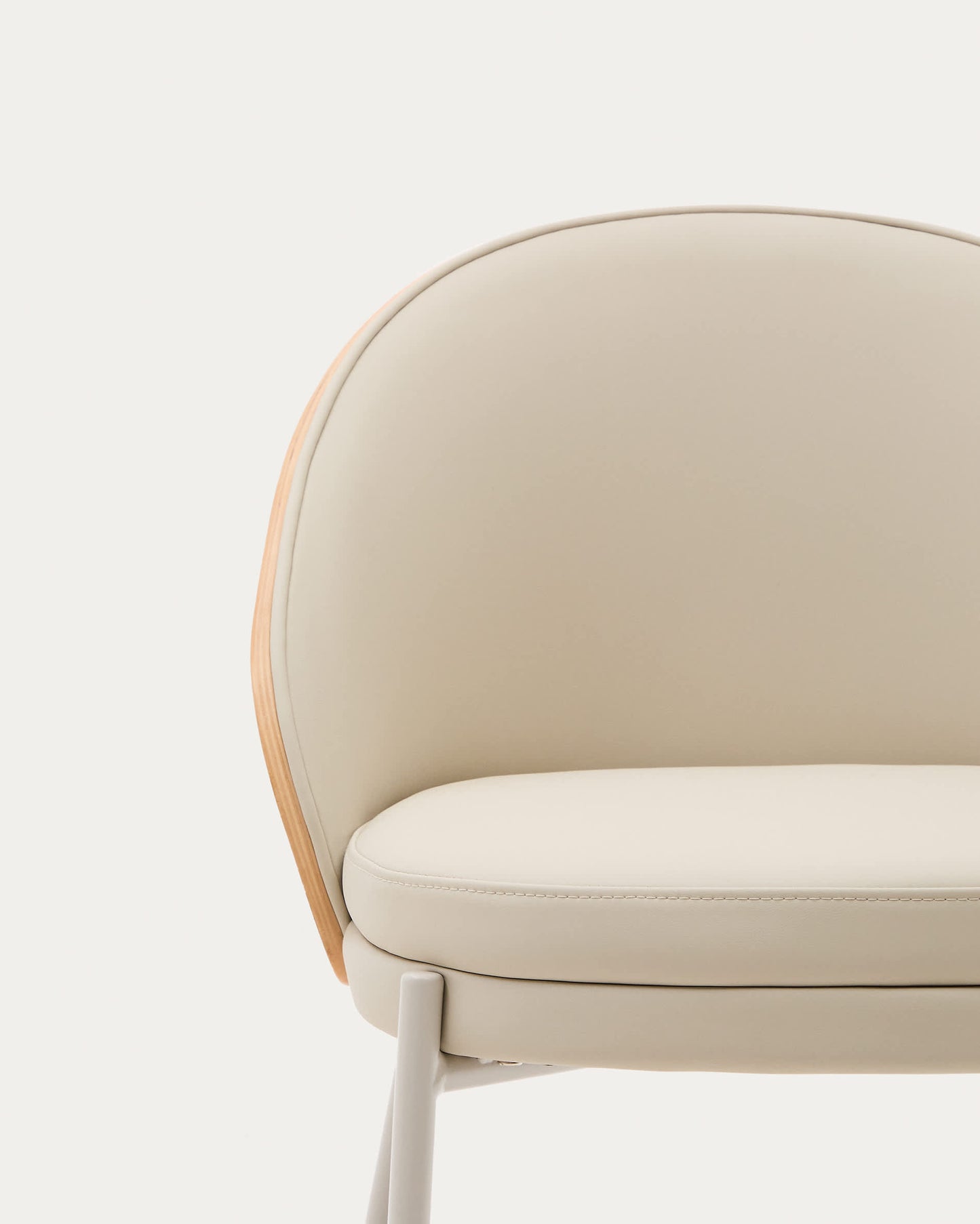Sedia Eamy di pelle sintetica beige, impiallacciatura in frassino con finitura naturale