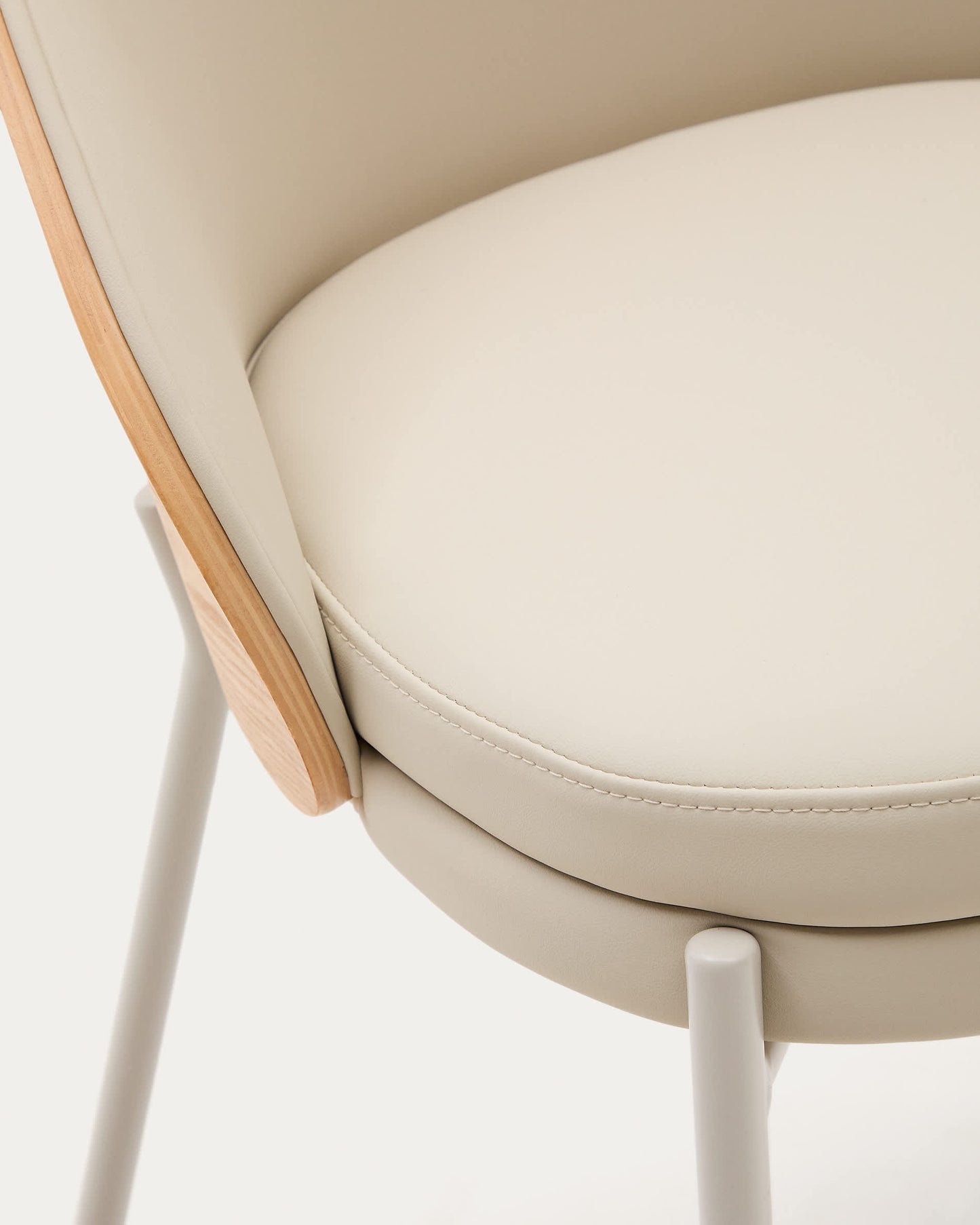 Sedia Eamy di pelle sintetica beige, impiallacciatura in frassino con finitura naturale
