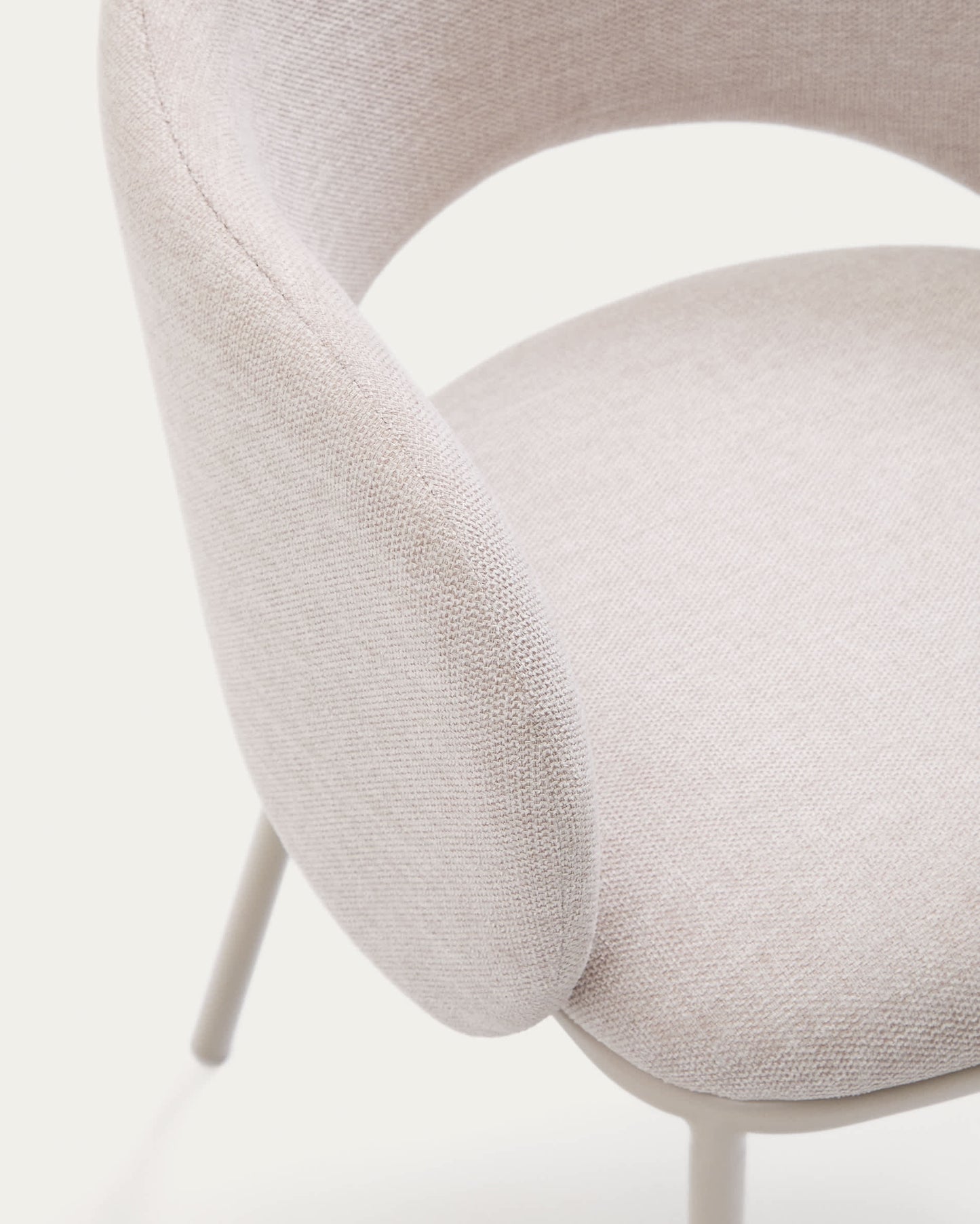 Sedia Maina beige e gambe in acciaio con finitura beige