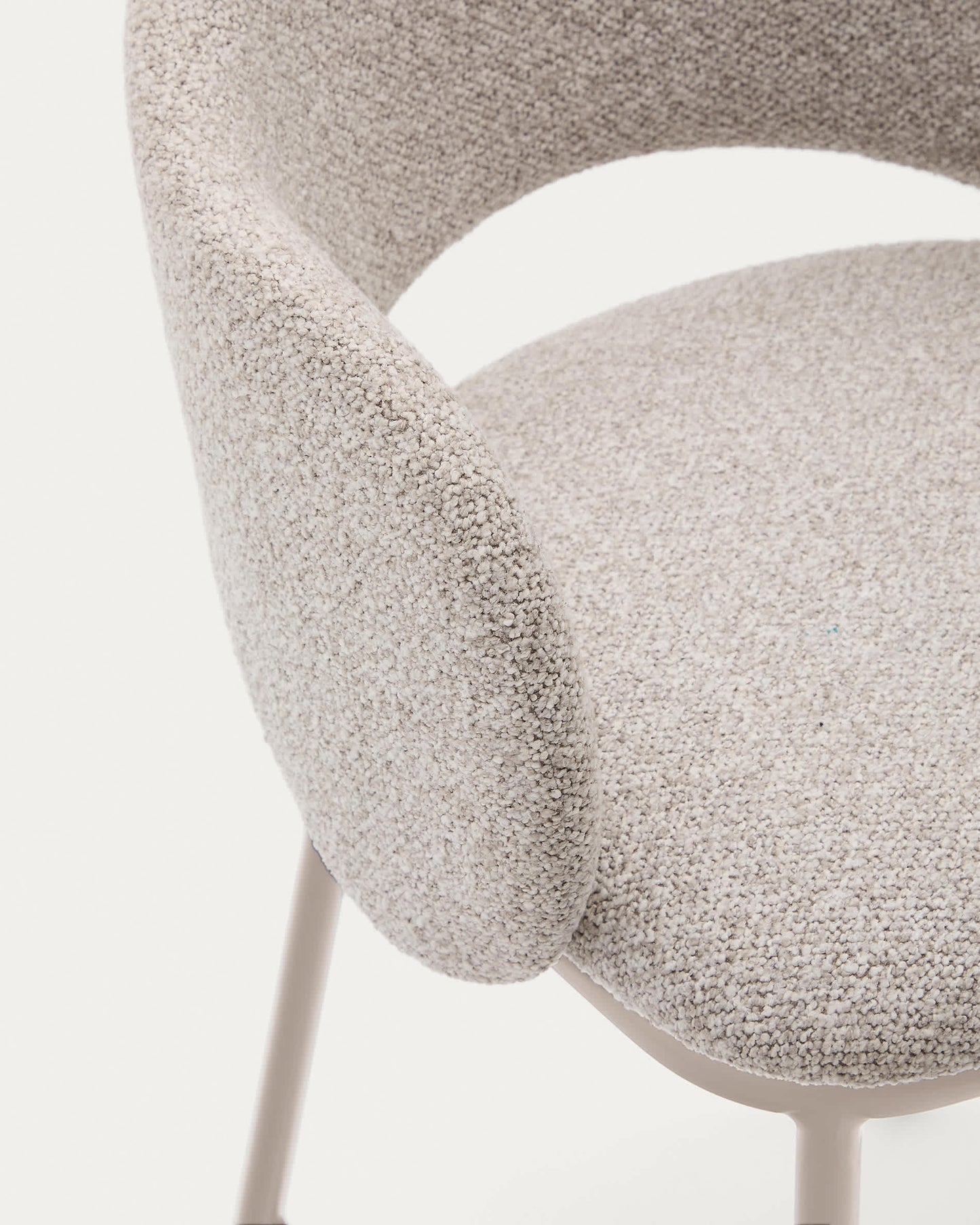 Sgabello Maina di ciniglia spessa beige e gambe in acciaio finitura beige 65 cm