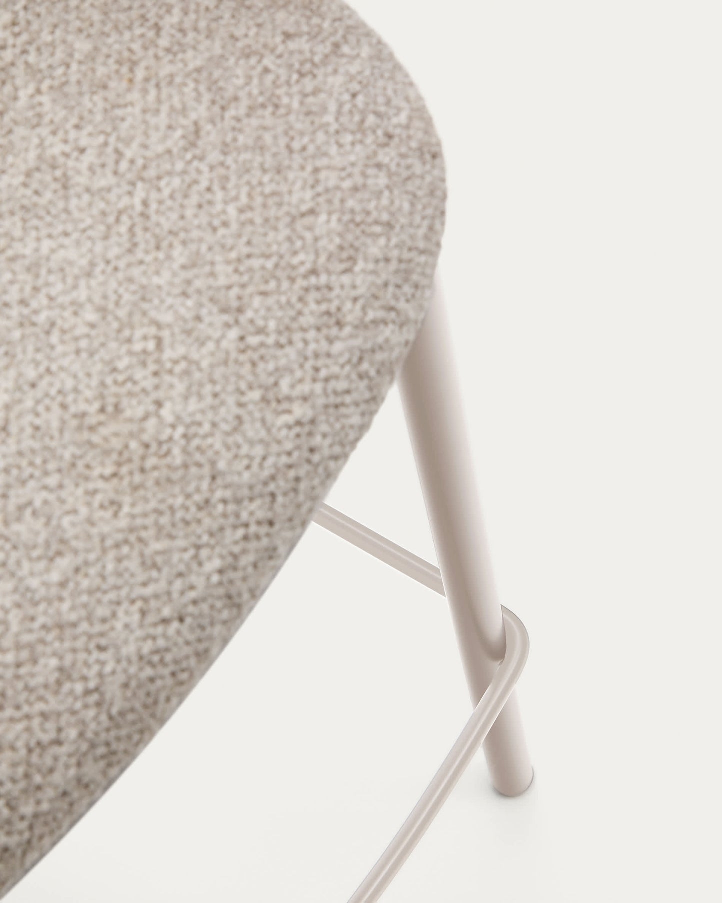 Sgabello Maina di ciniglia spessa beige e gambe in acciaio finitura beige 65 cm