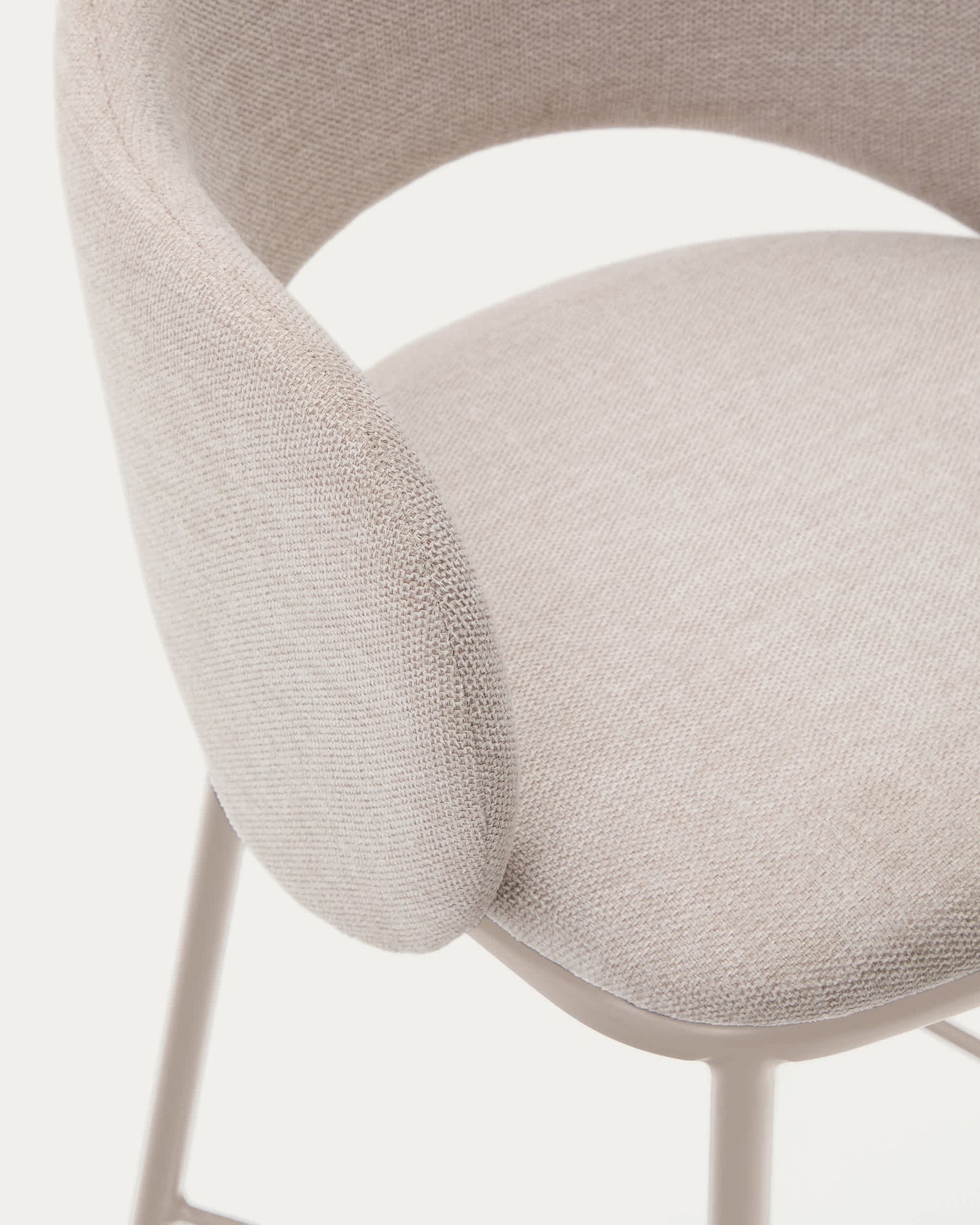 Sgabello Maina di ciniglia beige e gambe in acciaio con finitura beige 65 cm