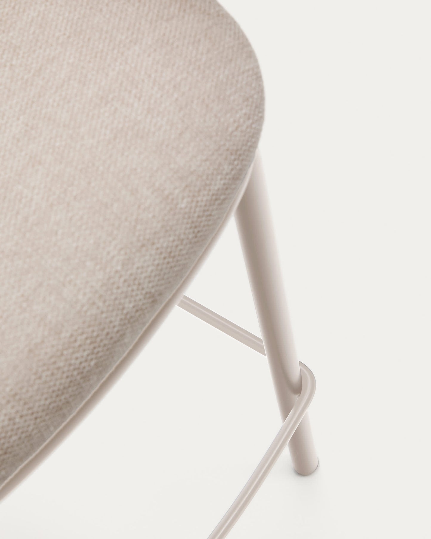 Sgabello Maina di ciniglia beige e gambe in acciaio con finitura beige 65 cm