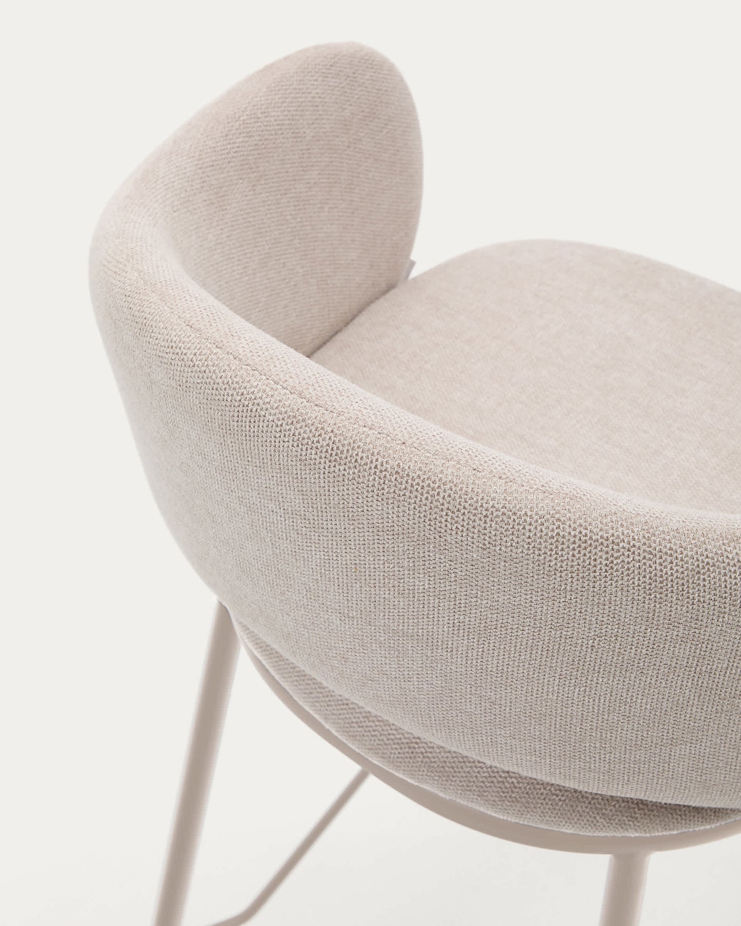 Sgabello Maina di ciniglia beige e gambe in acciaio con finitura beige 65 cm