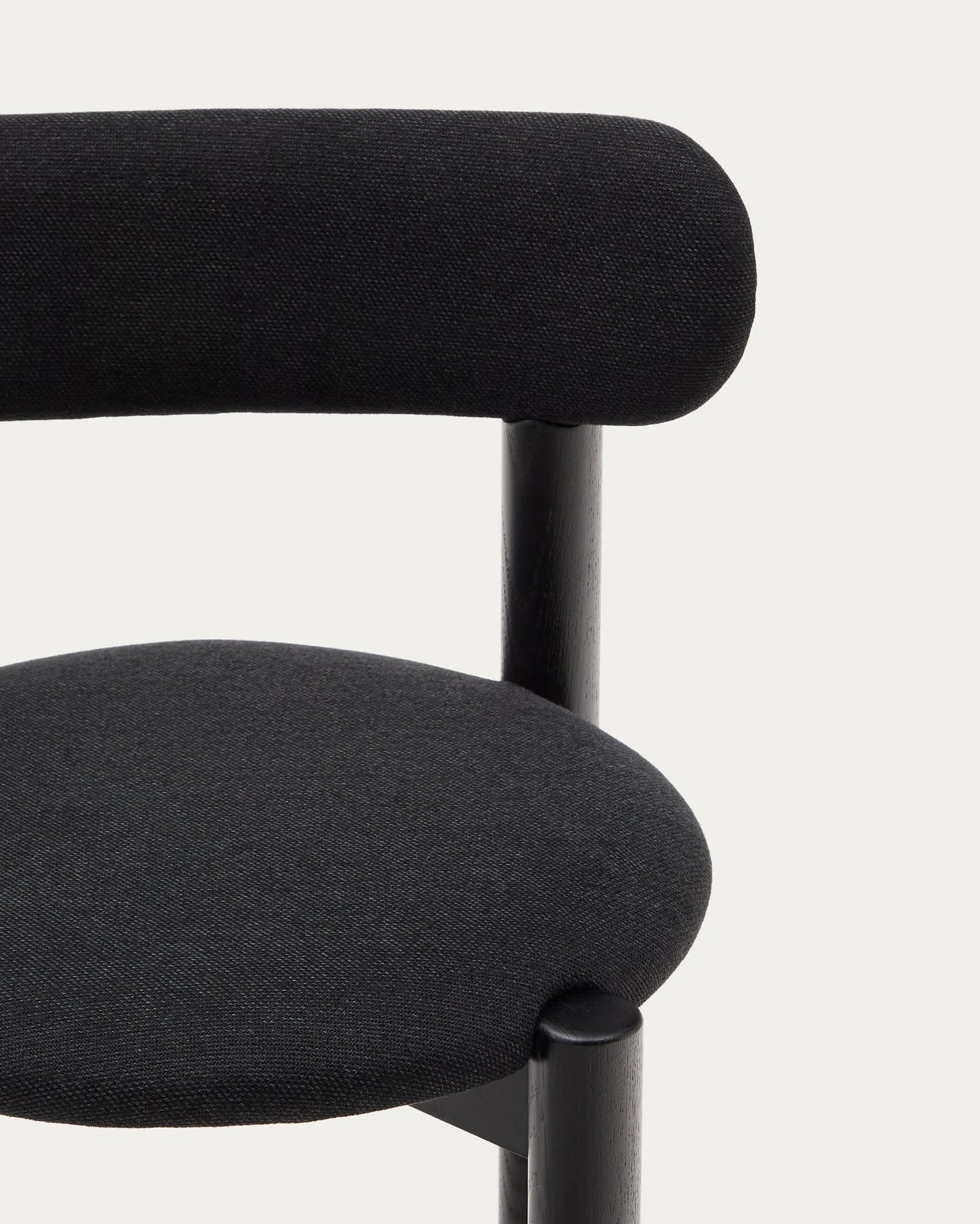 Sedia Nebai in ciniglia nera con struttura in legno massiccio di rovere finitura nera