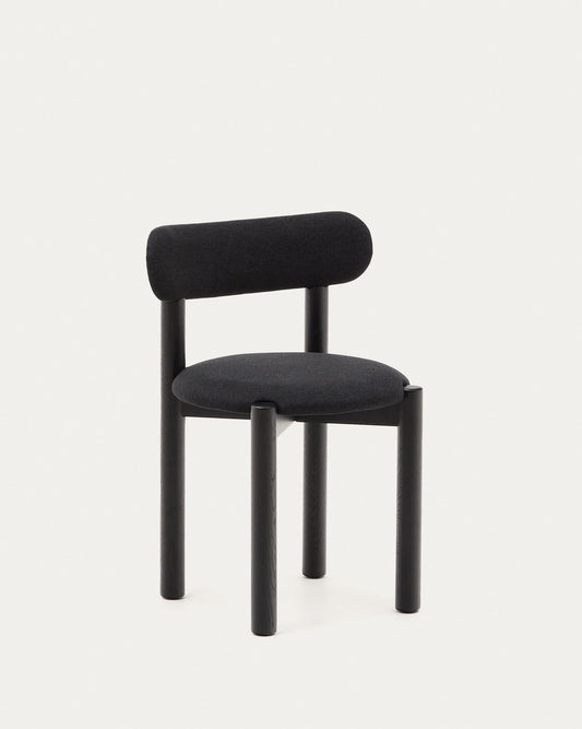 Sedia Nebai in ciniglia nera con struttura in legno massiccio di rovere finitura nera