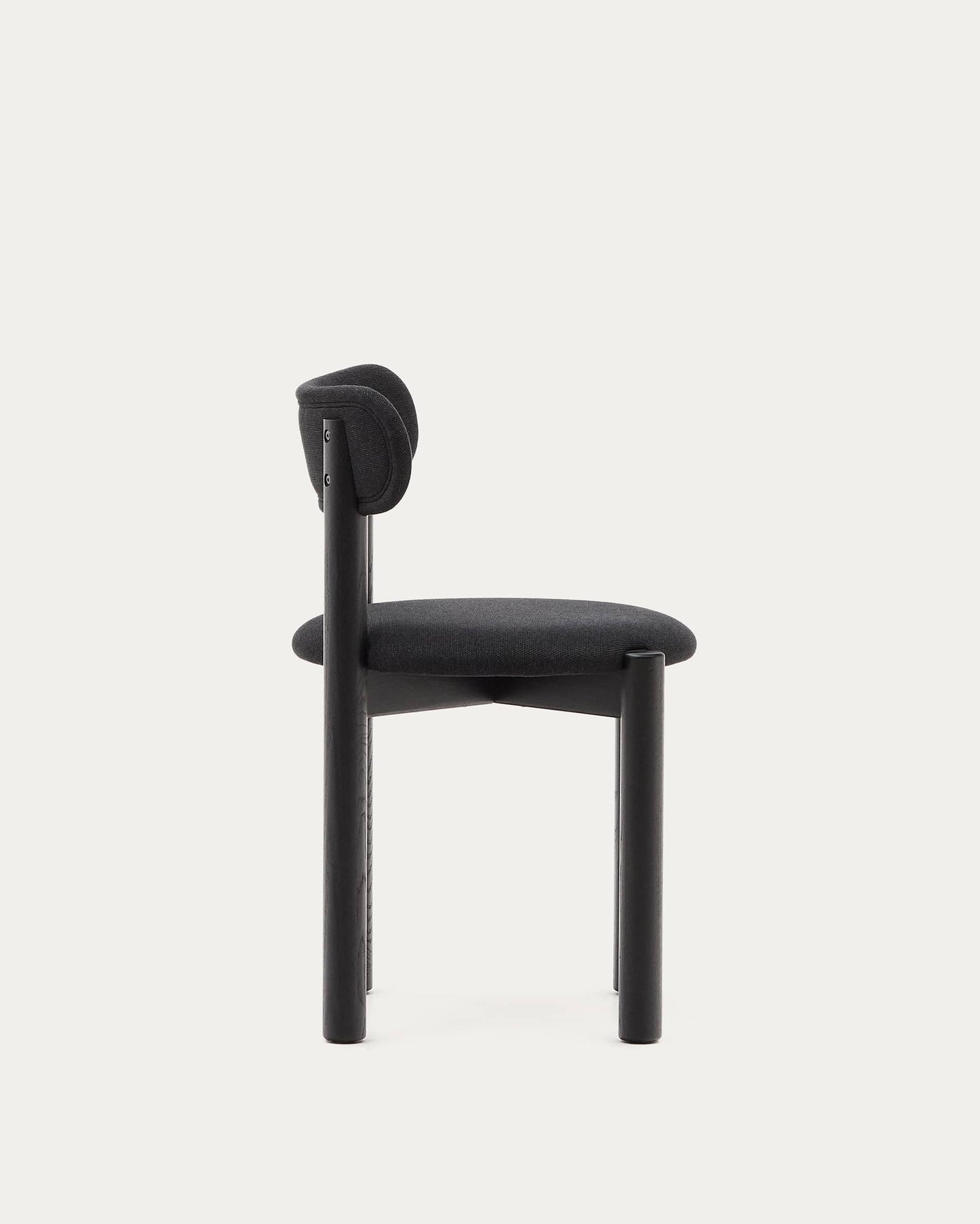 Sedia Nebai in ciniglia nera con struttura in legno massiccio di rovere finitura nera