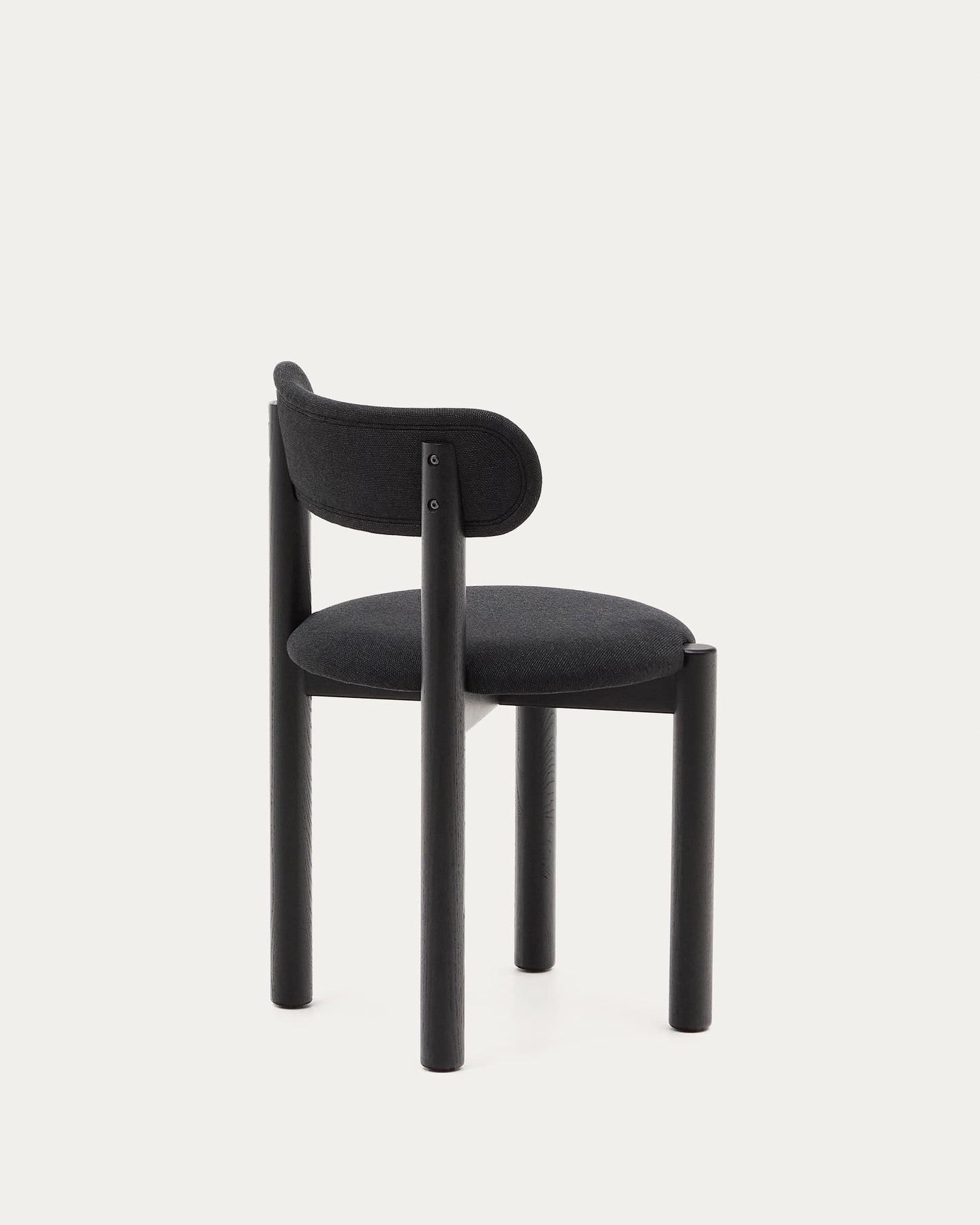 Sedia Nebai in ciniglia nera con struttura in legno massiccio di rovere finitura nera