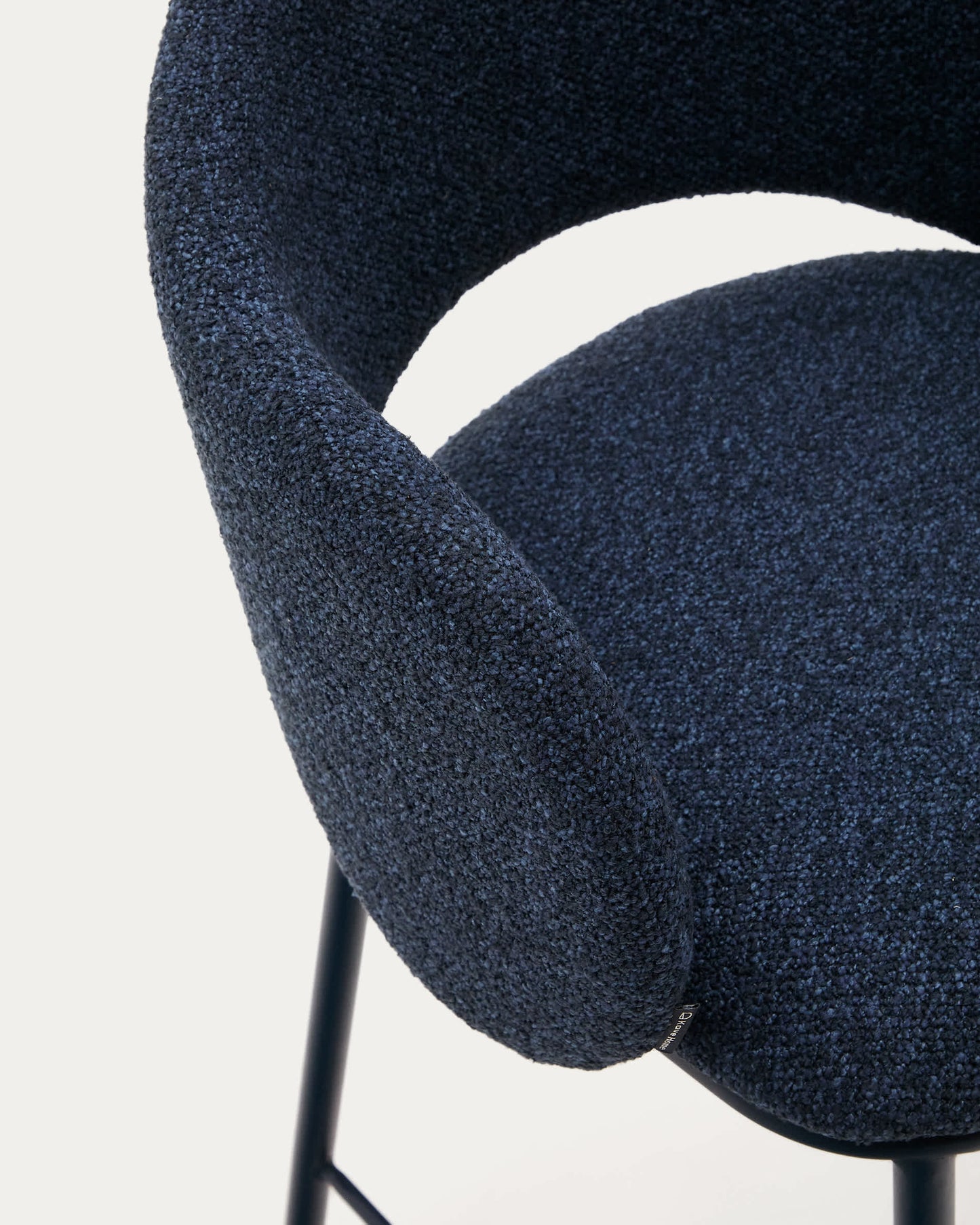 Sgabello Maina in ciniglia blu e gambe in acciaio con finitura blu 65 cm