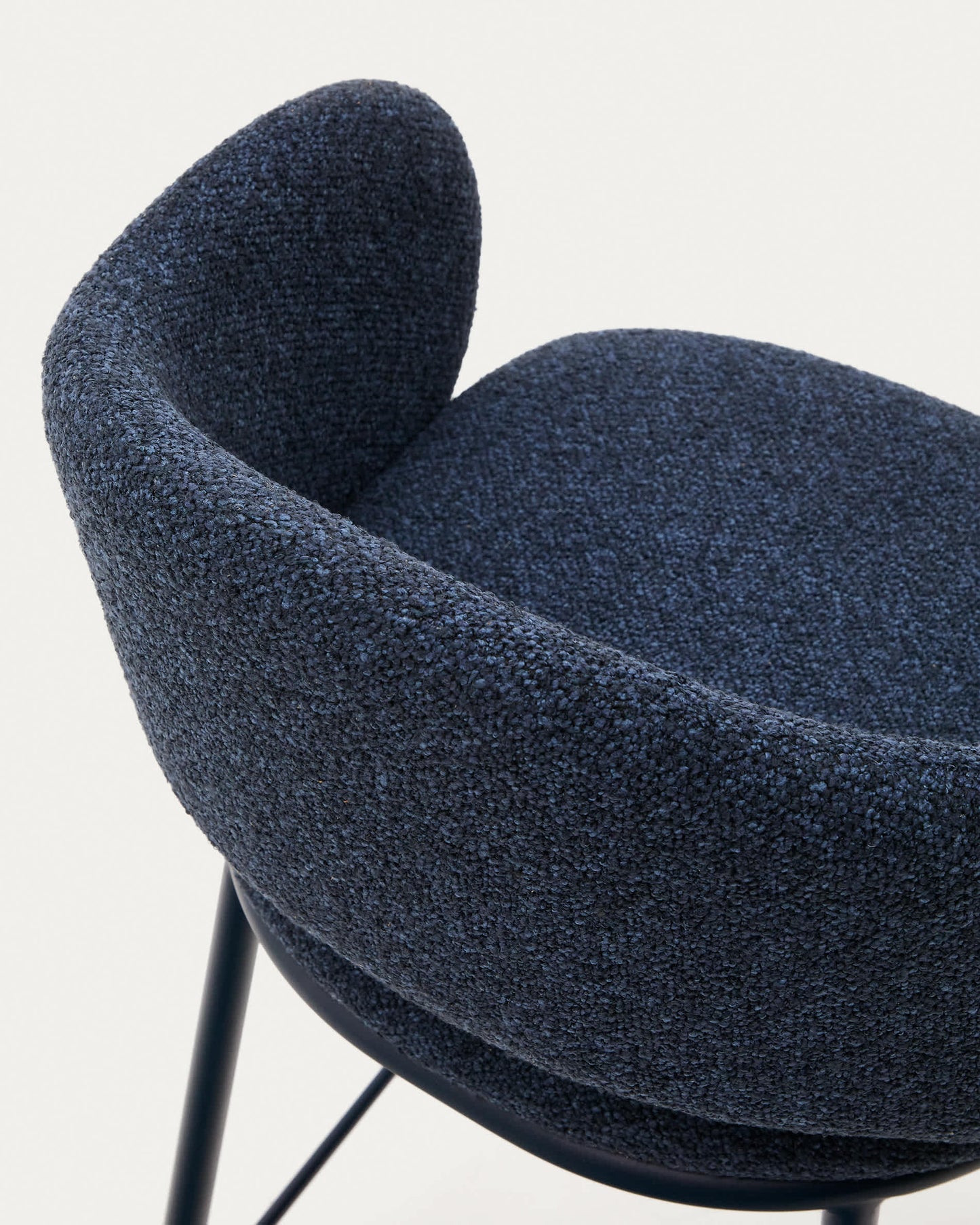 Sgabello Maina in ciniglia blu e gambe in acciaio con finitura blu 65 cm