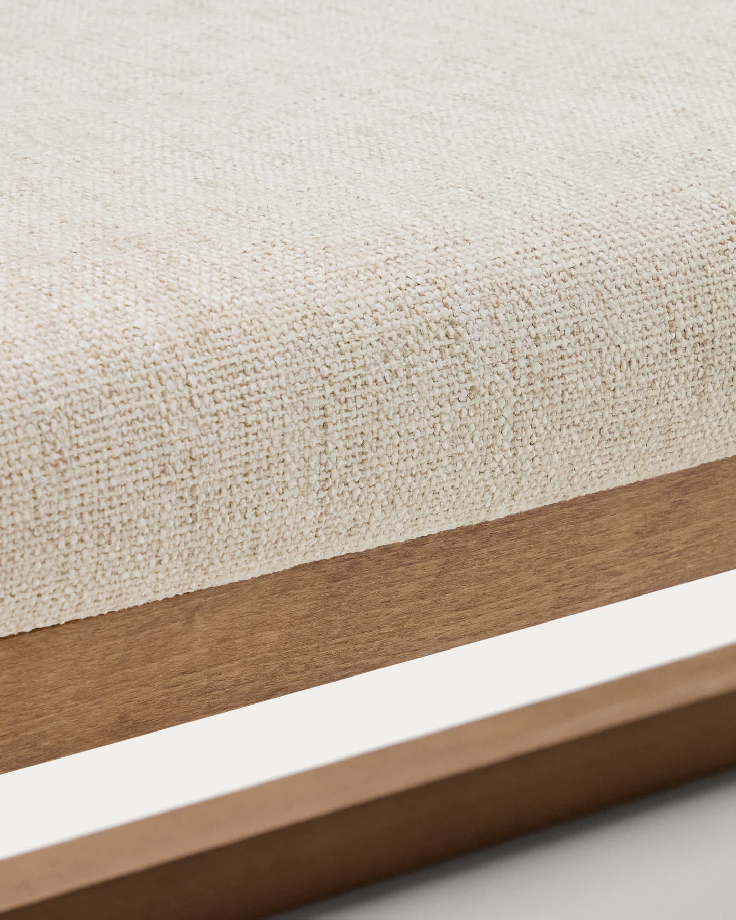 Panca Loya in ciniglia beige e legno di faggio con finitura color noce 128 cm