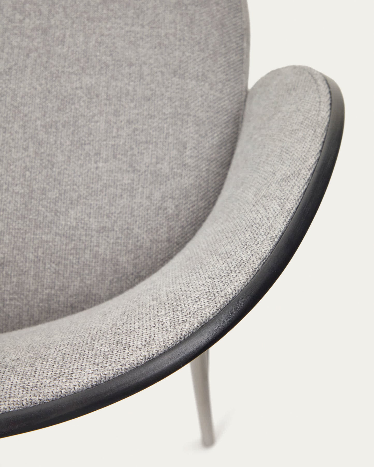 Sgabello Eamy in ciniglia grigio chiaro impiallacciato frassino finitura nera, metallo nero 75 cm