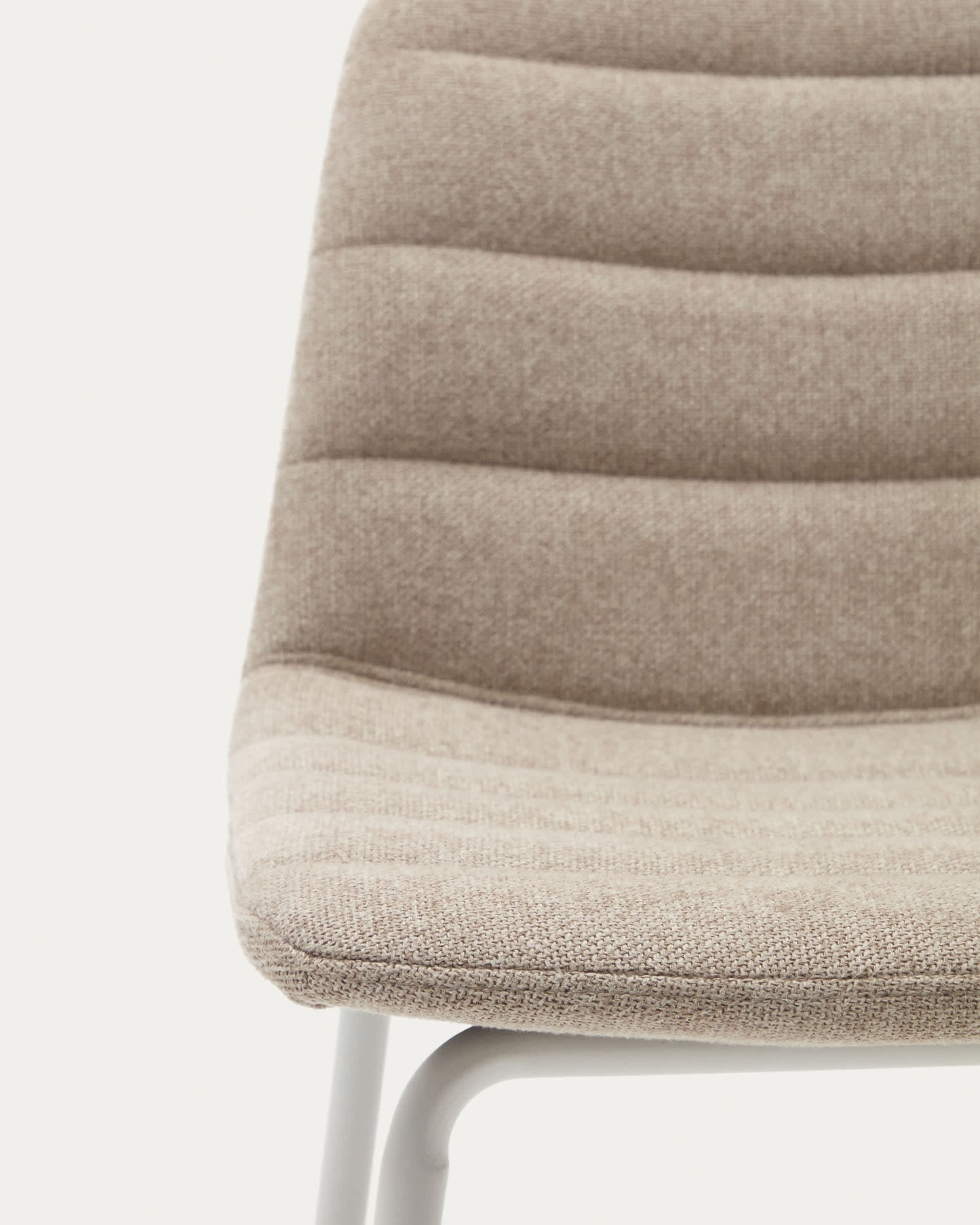 Sgabello Zunilda in ciniglia beige e acciaio con finiture bianco opaco altezza 65 cm