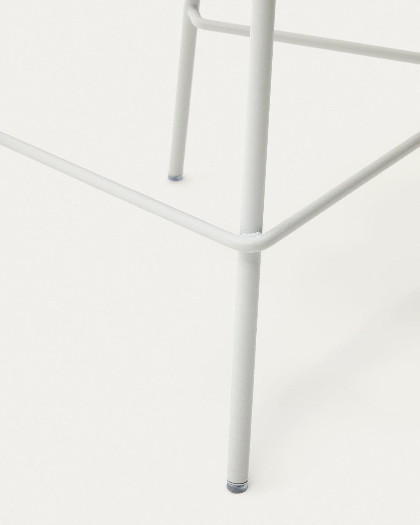Sgabello Zunilda in ciniglia beige e acciaio con finiture bianco opaco altezza 65 cm