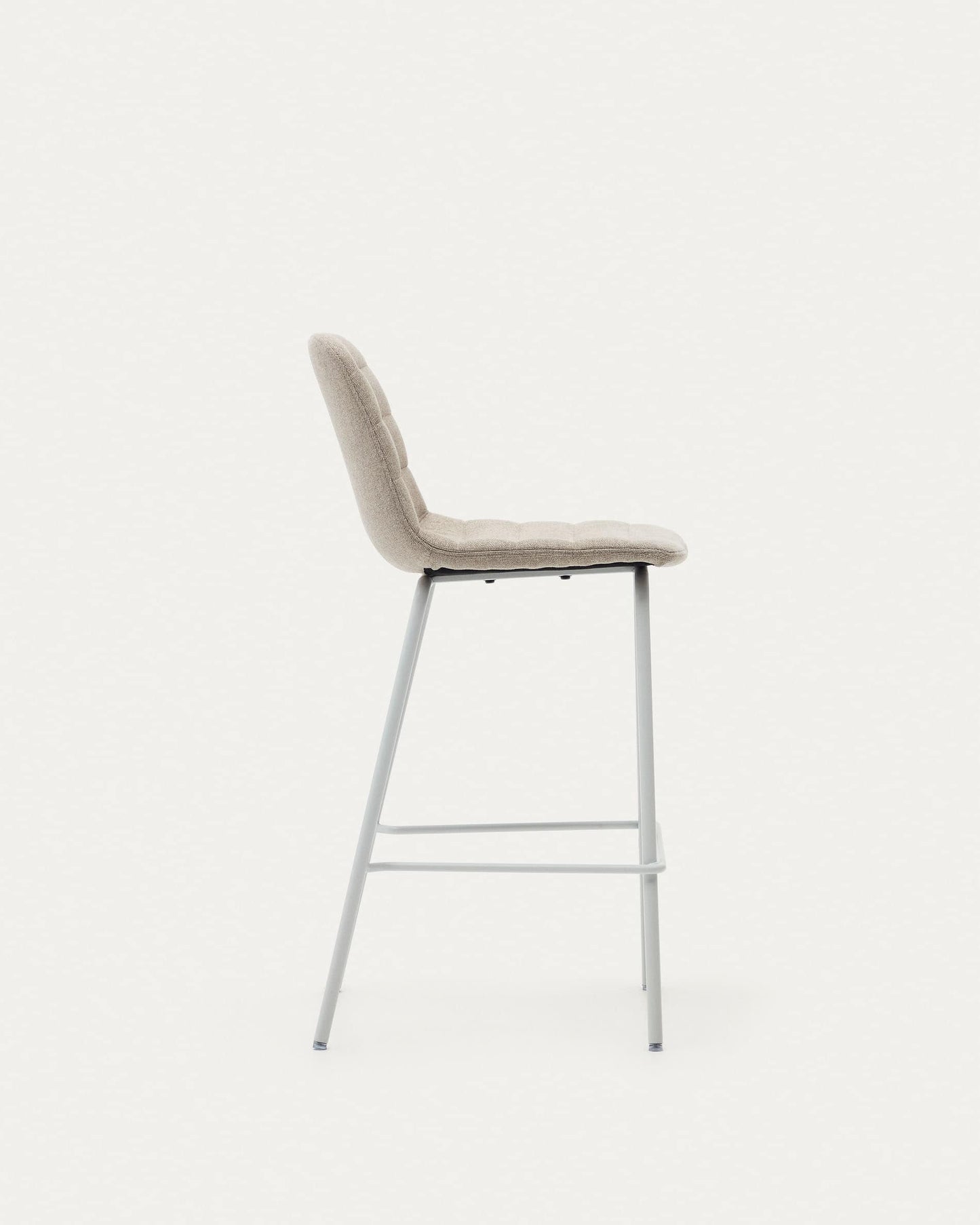 Sgabello Zunilda in ciniglia beige e acciaio con finiture bianco opaco altezza 65 cm
