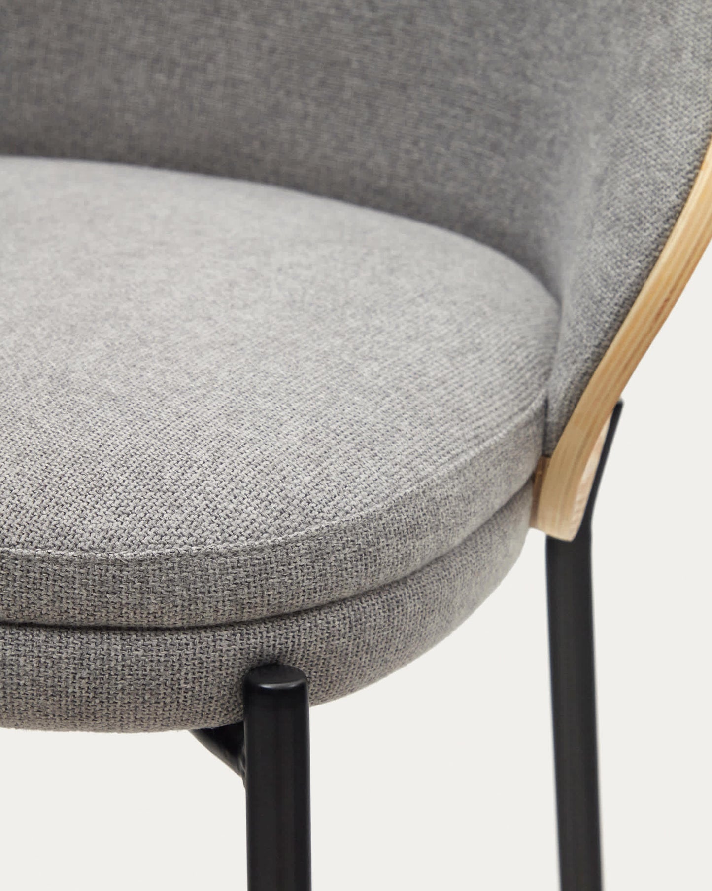 Sgabello Eamy in ciniglia grigio chiaro impiallacciato frassino finitura naturale, metallo nero 65 cm
