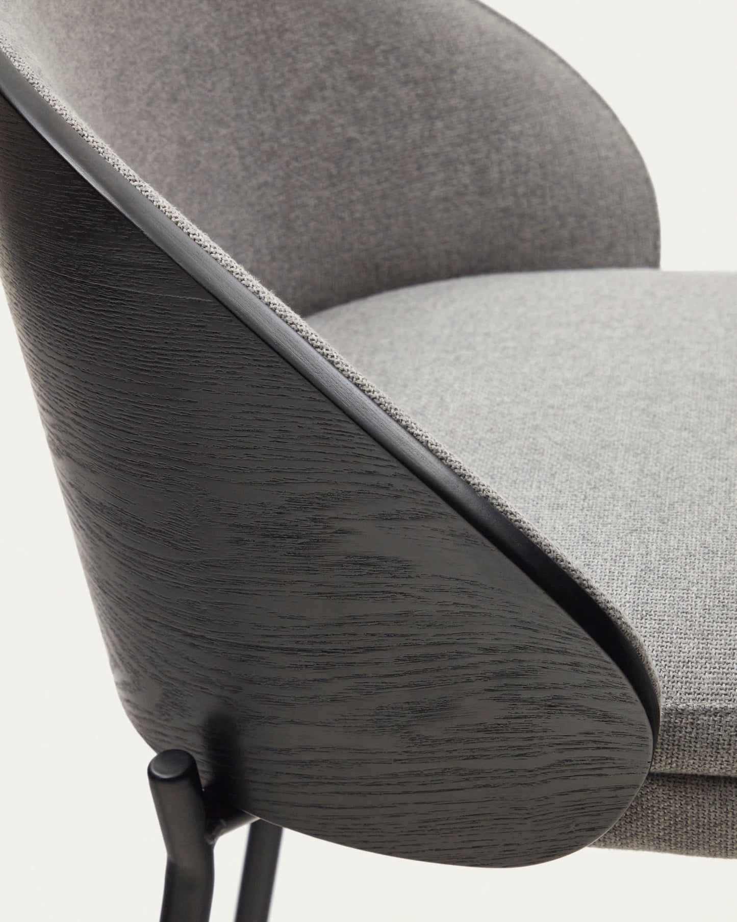 Sgabello Eamy in ciniglia grigio chiaro impiallacciato frassino finitura nera, metallo nero 65 cm