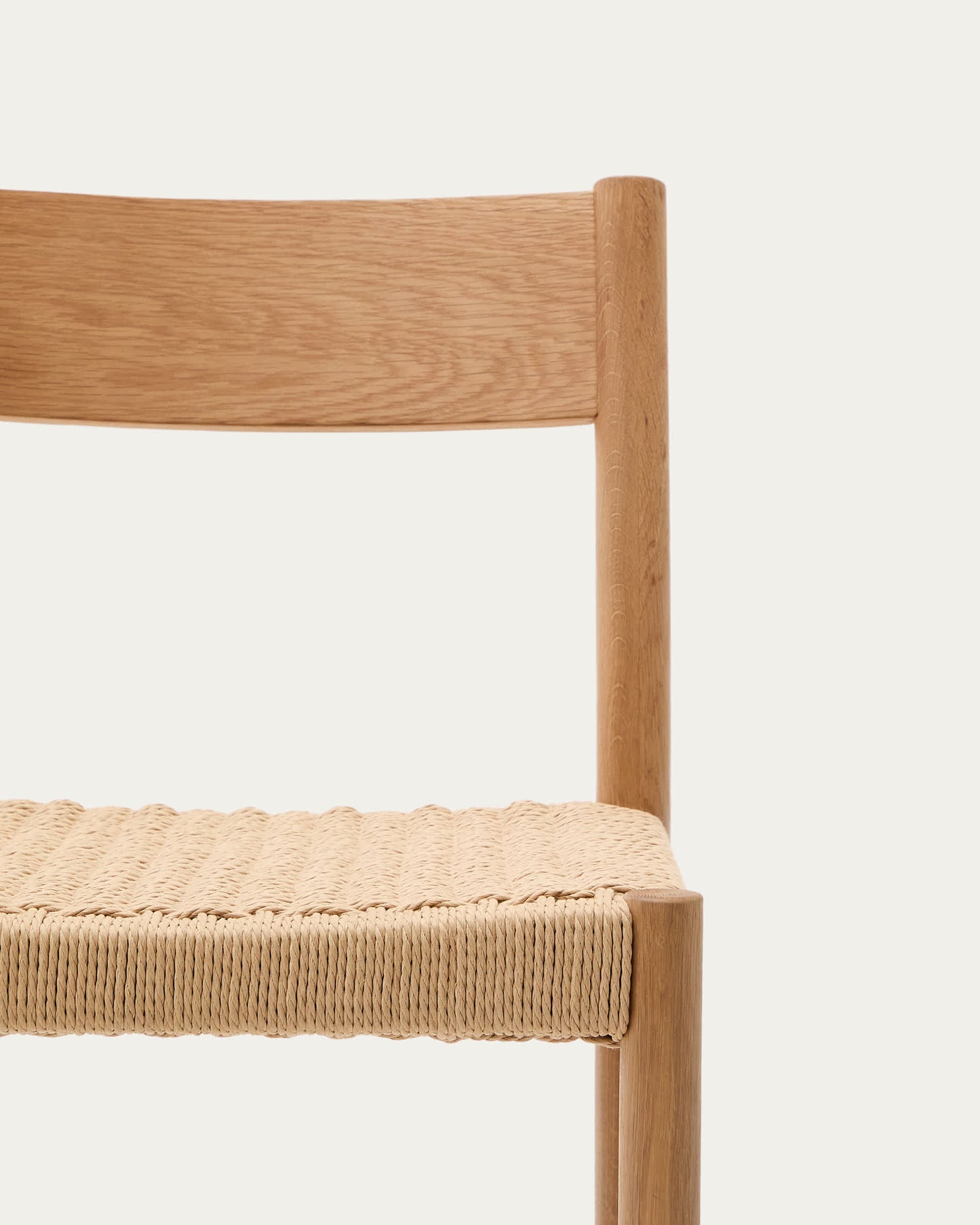 Sgabello Yalia con schienale in legno massello di rovere finitura naturale e seduta in corda, 65 cm
