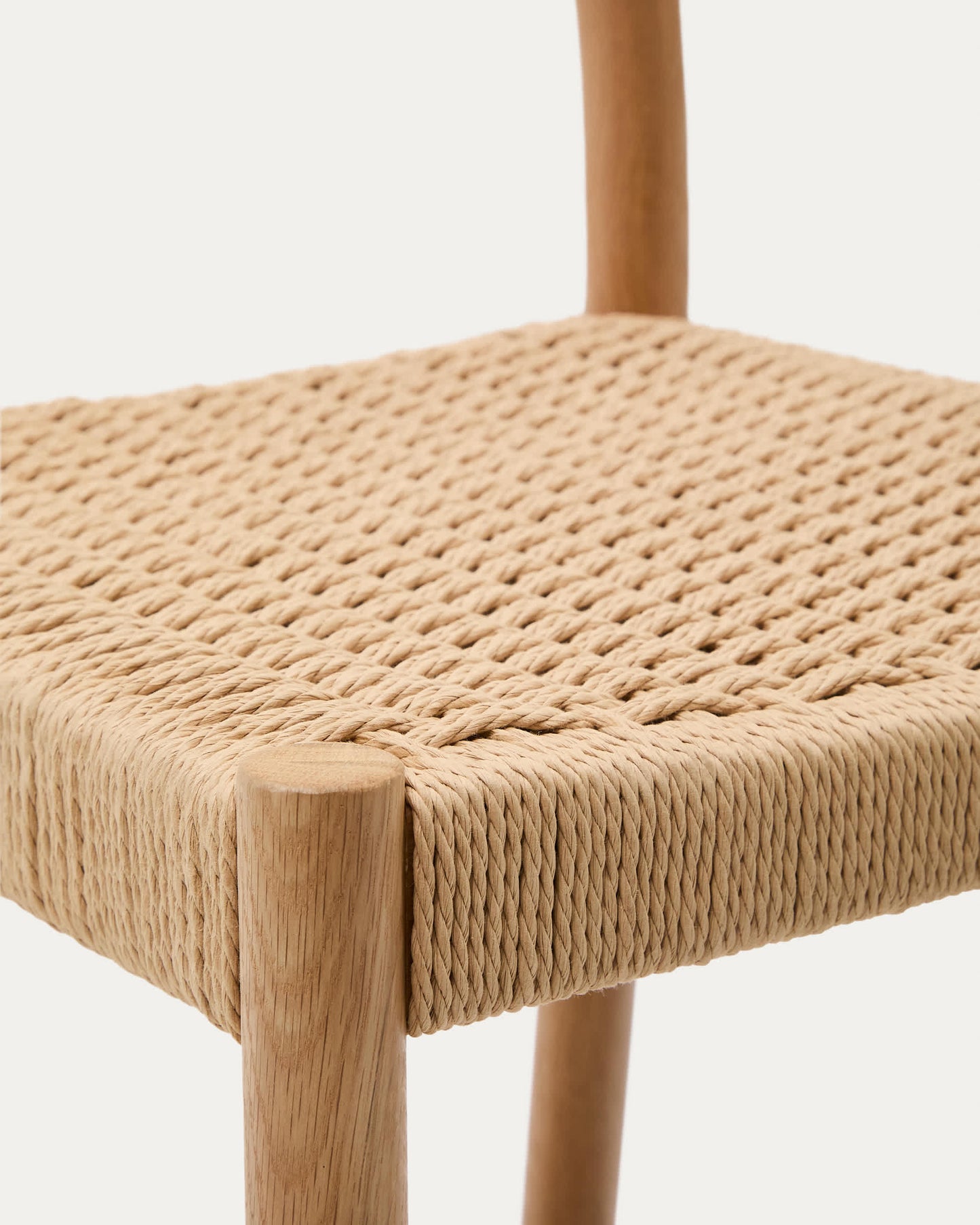 Sgabello Yalia con schienale in legno massello di rovere finitura naturale e seduta in corda, 65 cm