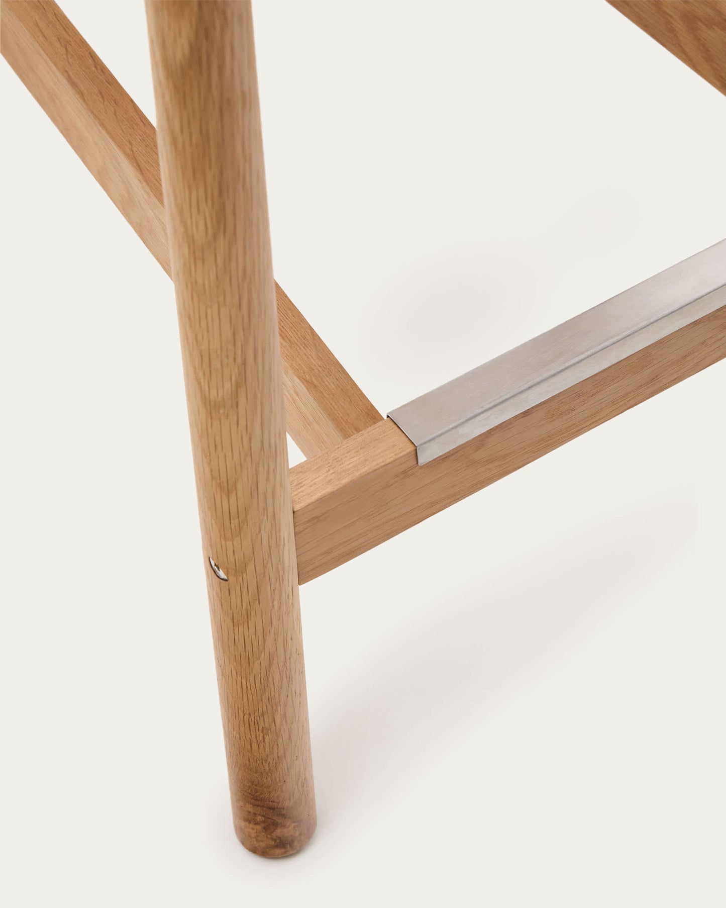 Sgabello Yalia con schienale in legno massello di rovere finitura naturale e seduta in corda, 65 cm